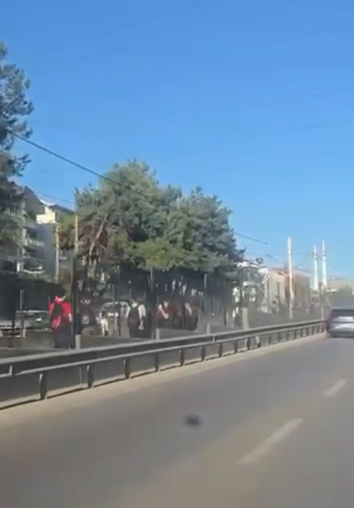 Bursa'da Metro Durdu, Vatandaşlar Raylardan Yürüdü (3)