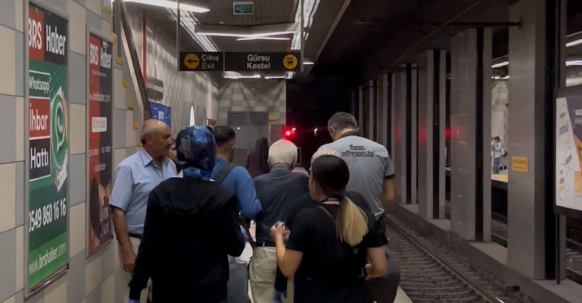 Bursa’da Metro Istasyonunda Yaşlı Adam Ölümden Döndü (2)