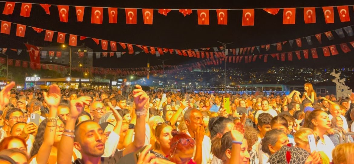 Bursa’da Milyonluk Sahne Ücretini Elinin Tersiyle İtti (4)