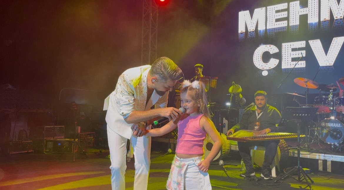 Bursa’da Milyonluk Sahne Ücretini Elinin Tersiyle İtti (5)