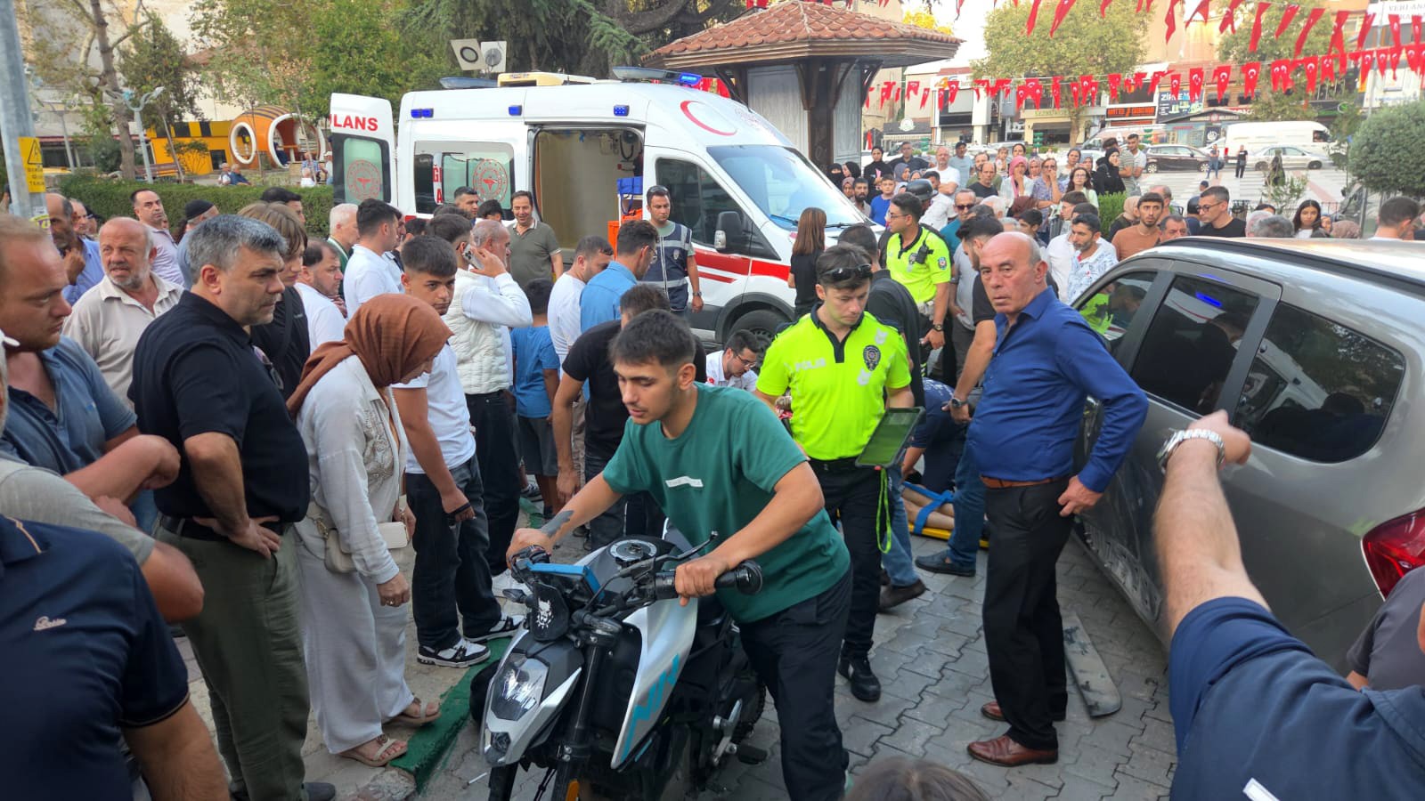 Bursa'da Motosiklet, Küçük Çocuğa Çarptıktan Sonra Otomobile Çarptı (2)
