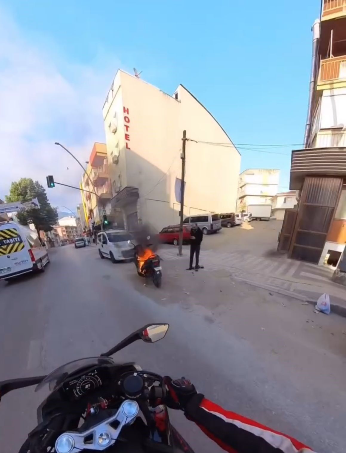 Bursa'da Park Halindeki Motosiklet Alev Aldı Vatandaş Müdahale Etti (1)