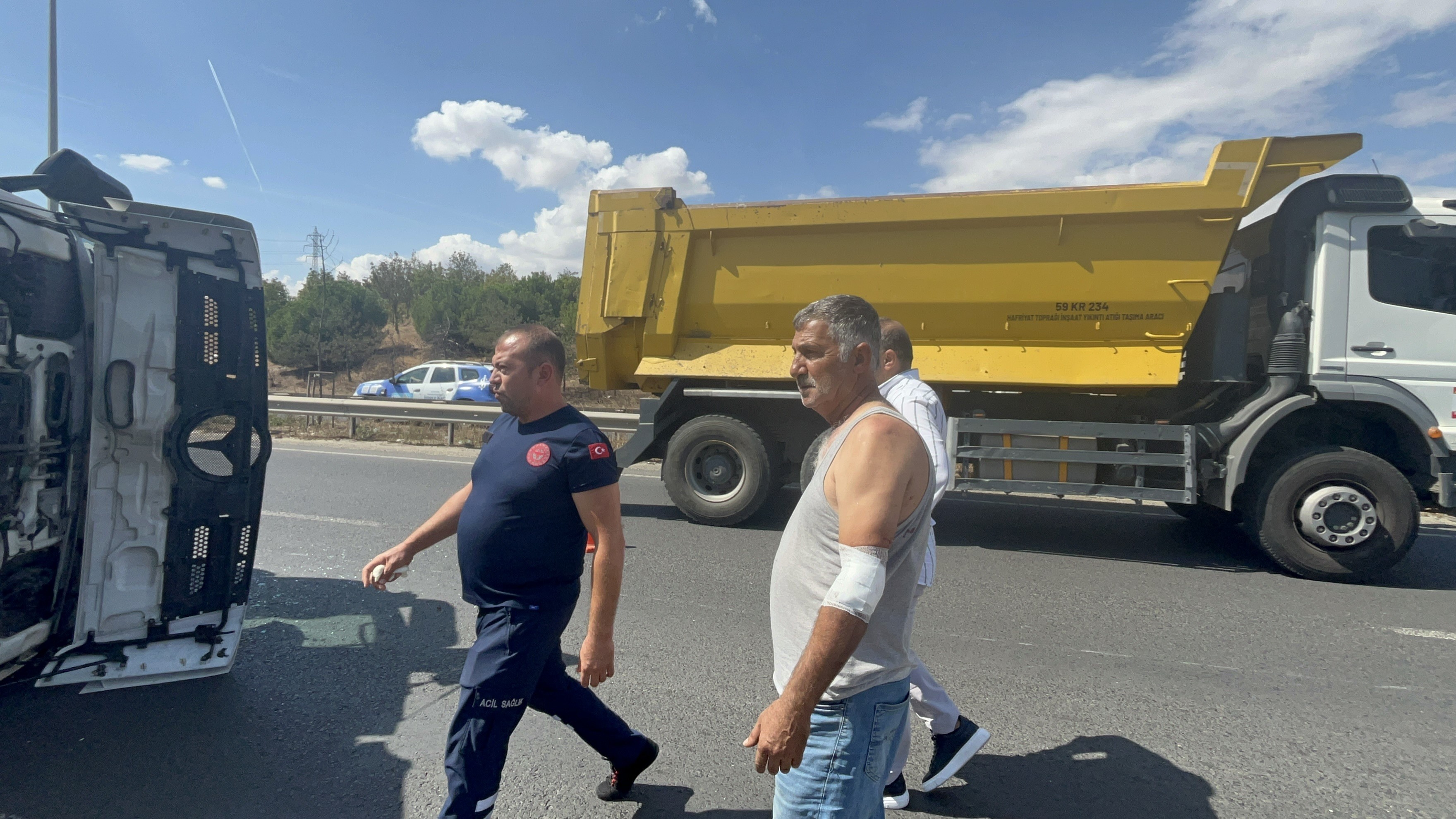 Çorlu'da Virajı Alamayan Tır Devrildi (2)