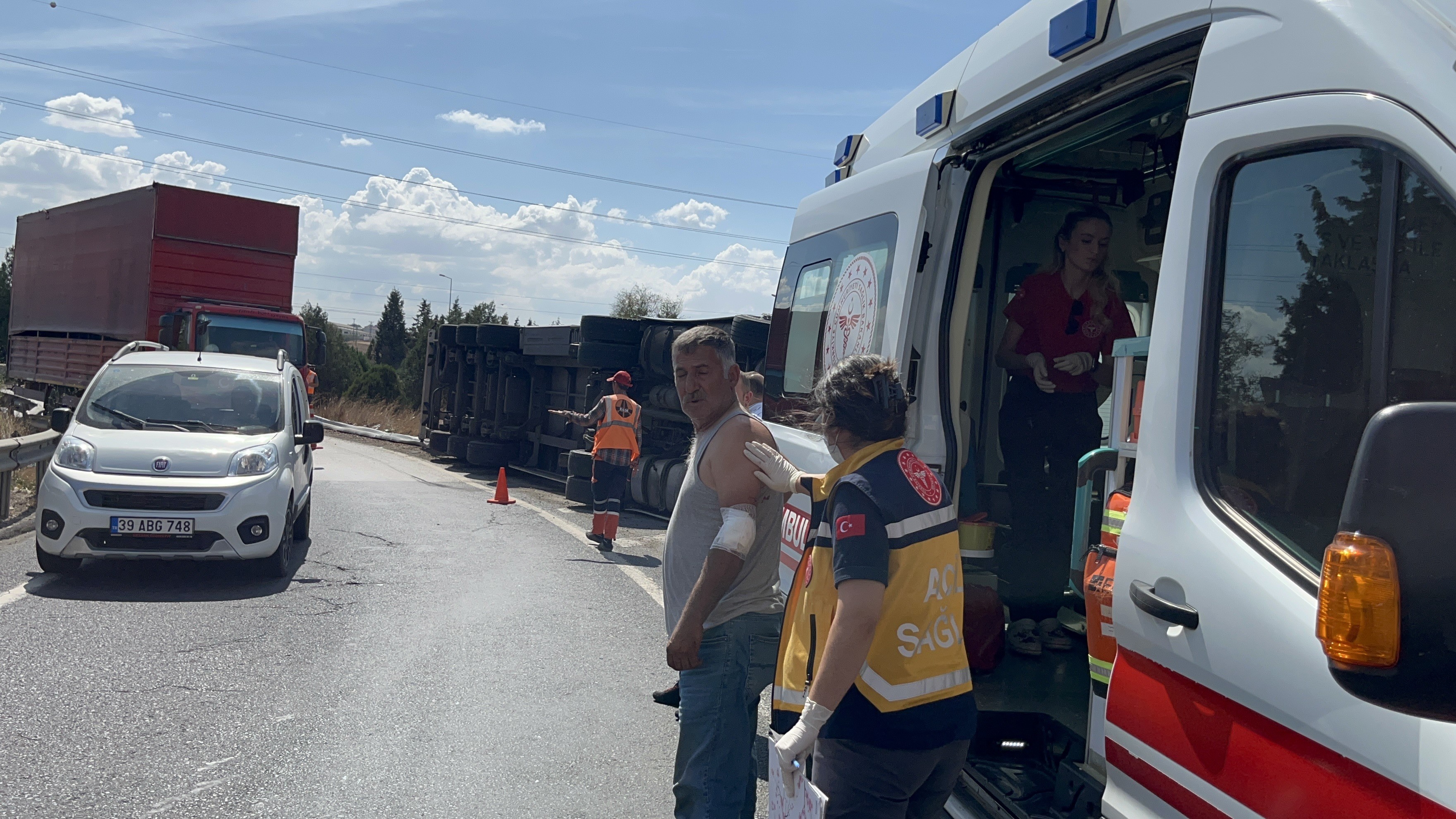 Çorlu'da Virajı Alamayan Tır Devrildi (3)