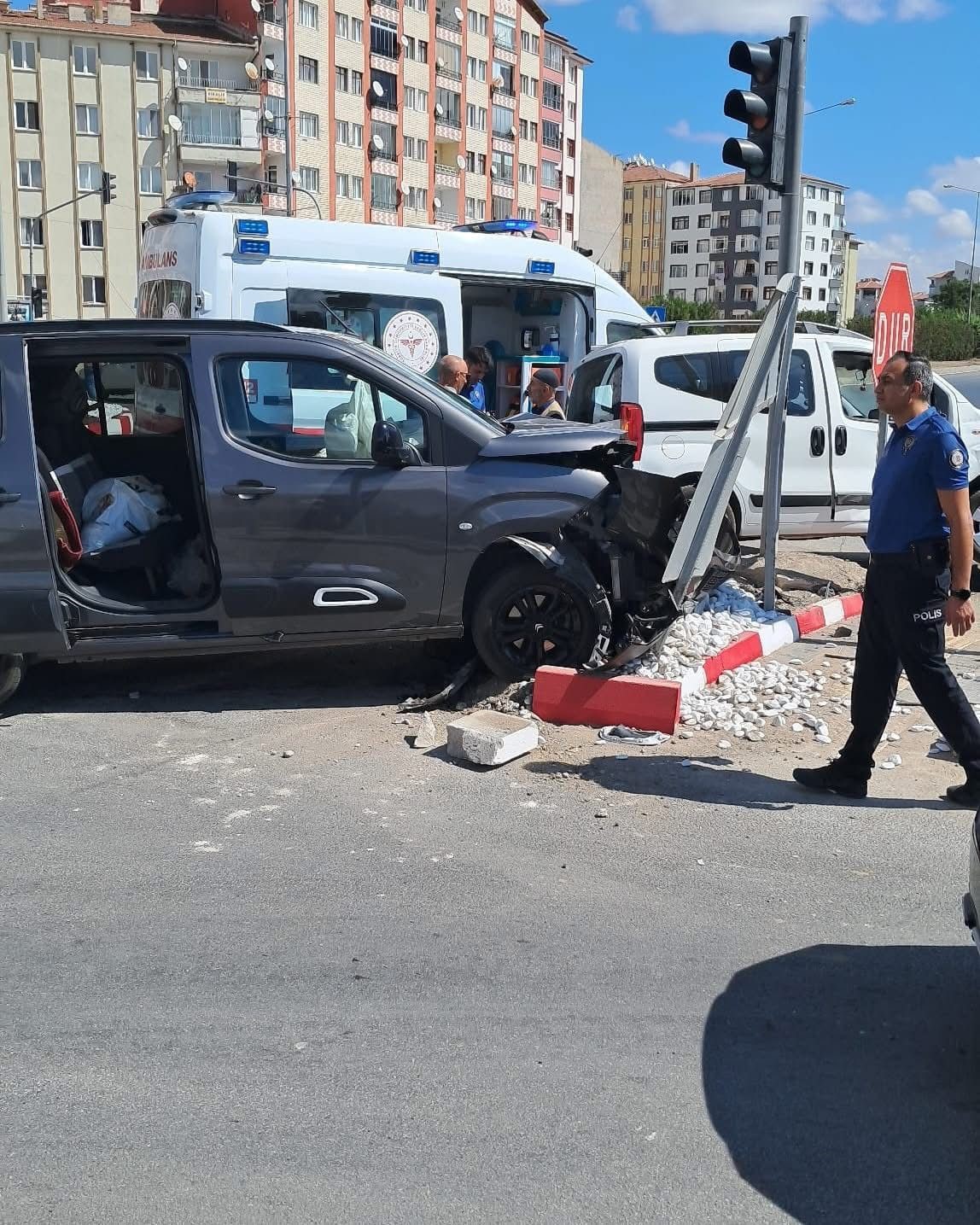 Çorum’da 3 Araç Kavşakta Çarpıştı 2 Yaralı (1)