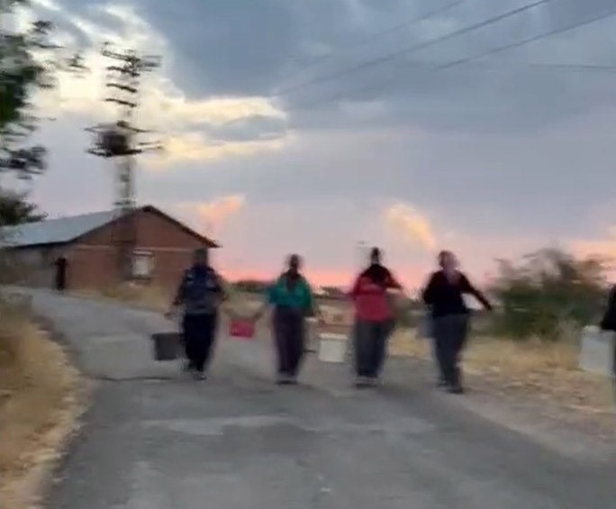 Elazığ'da Yangın Köyü Sardı (4)