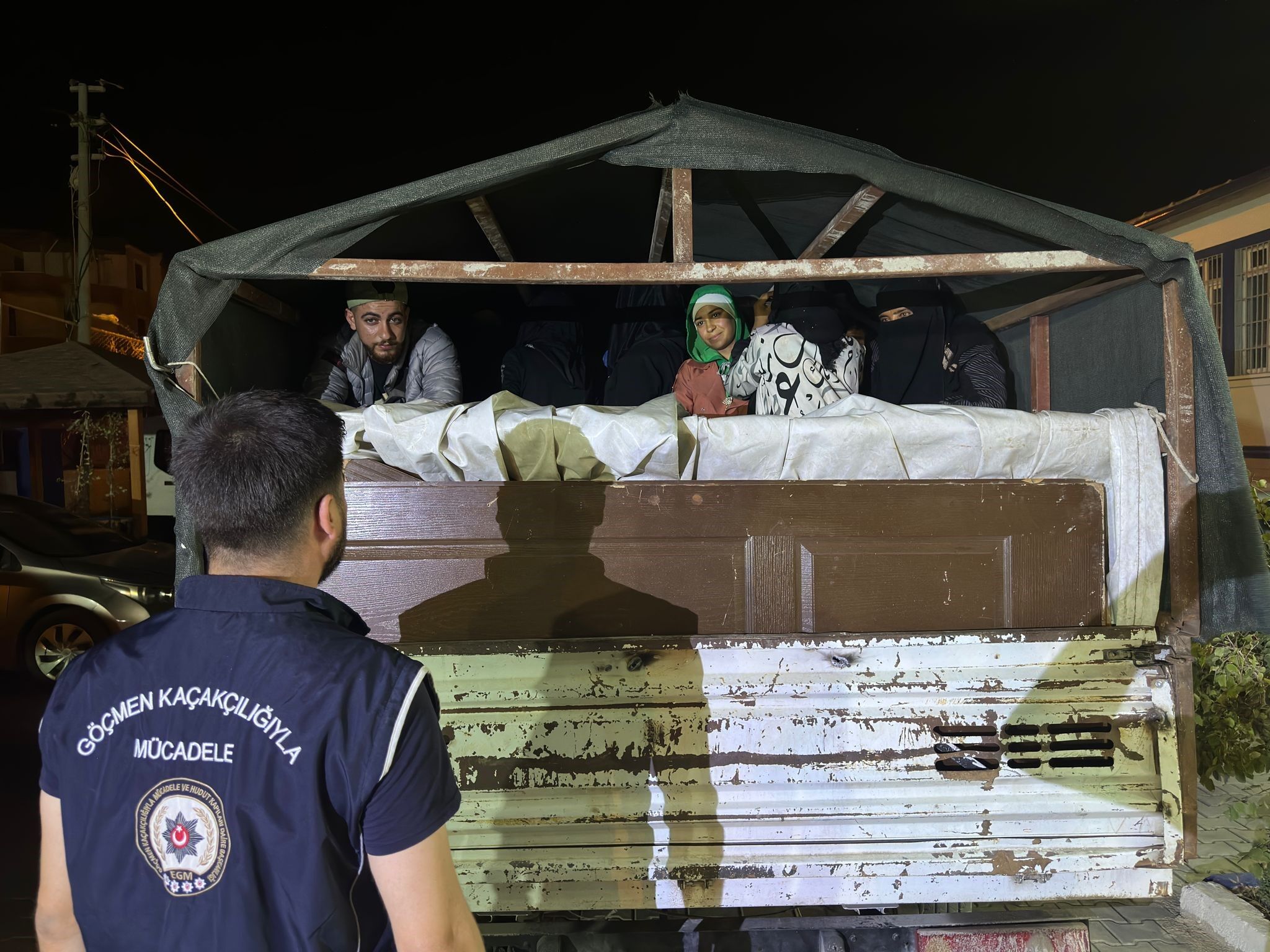 Hatay’da Kamyonette 20 Kaçak Göçmen Yakalandı (3)