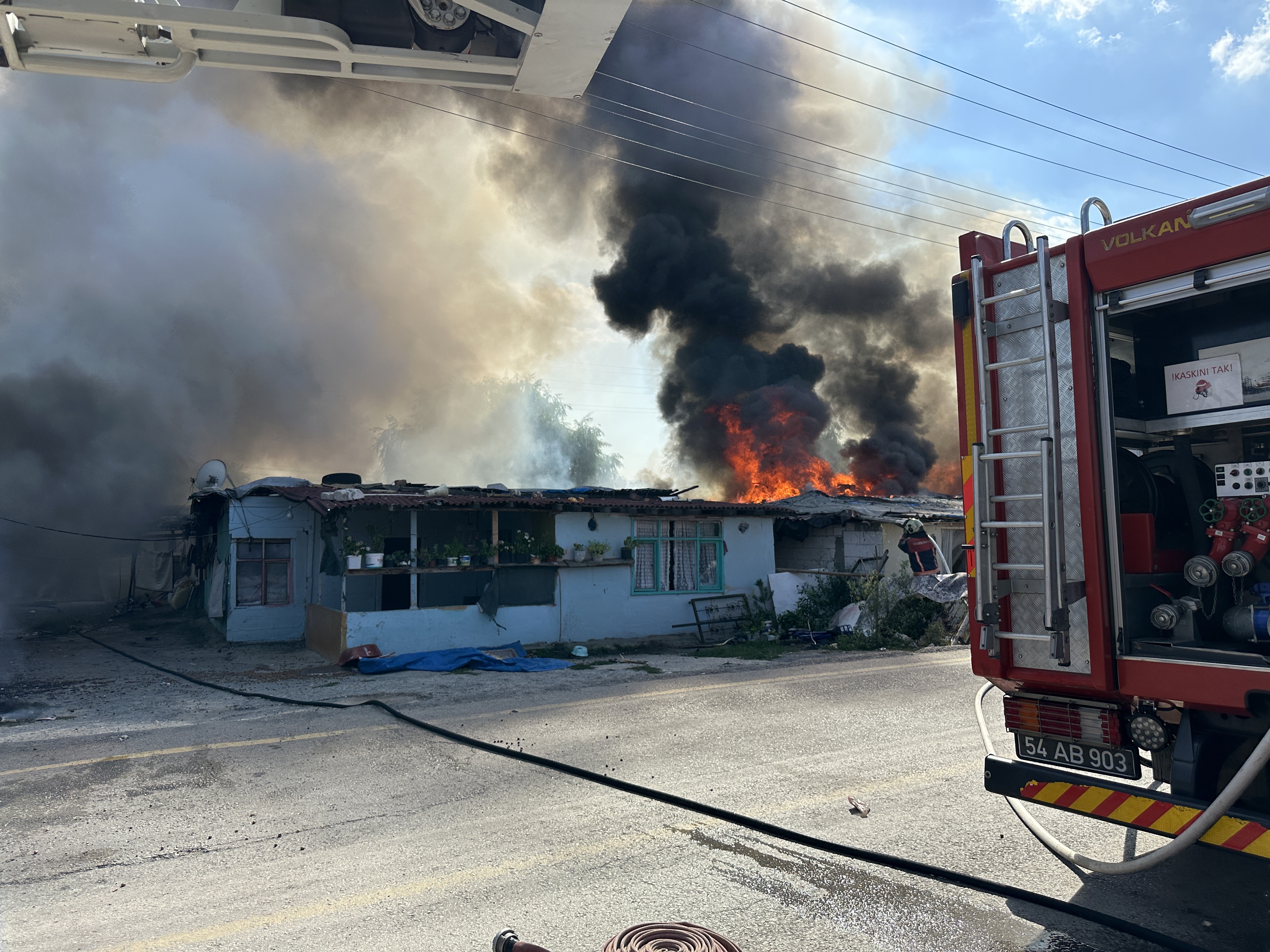 Husumetli İki Grup Arasında Çıkan Kavga 4 Evi Ateşe Verdi (1)