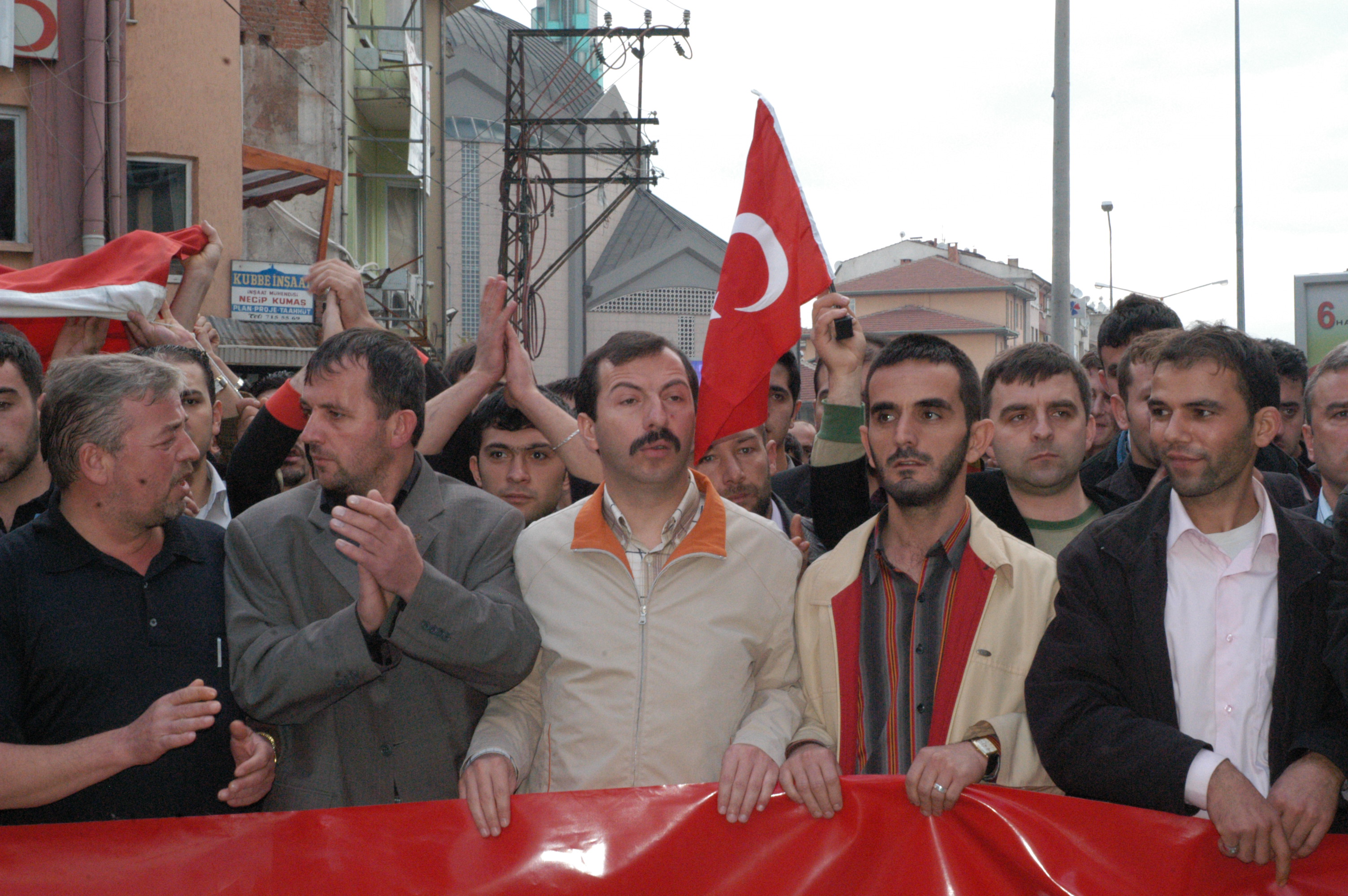 İnegöl Şehitler İçin Tek Yürek Arsivden Haber 2007 Gencgazete (1)