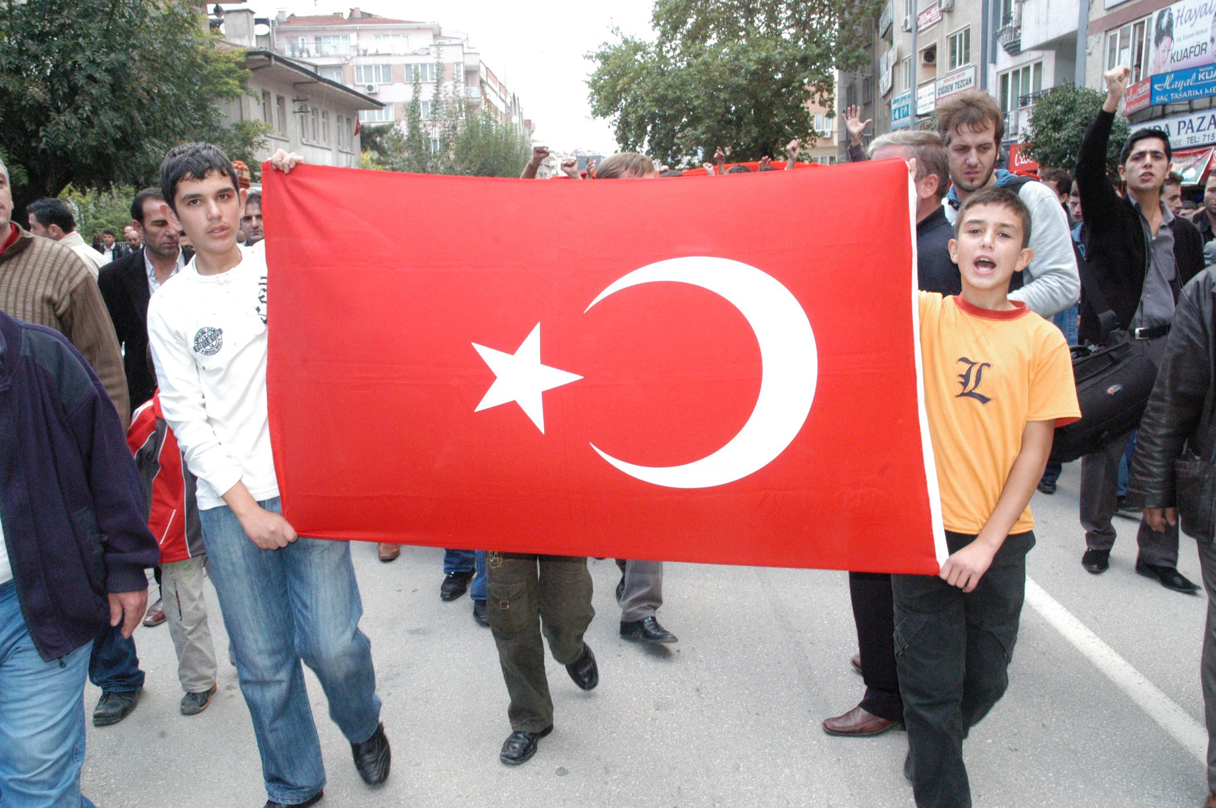 İnegöl Şehitler İçin Tek Yürek Arsivden Haber 2007 Gencgazete (6)