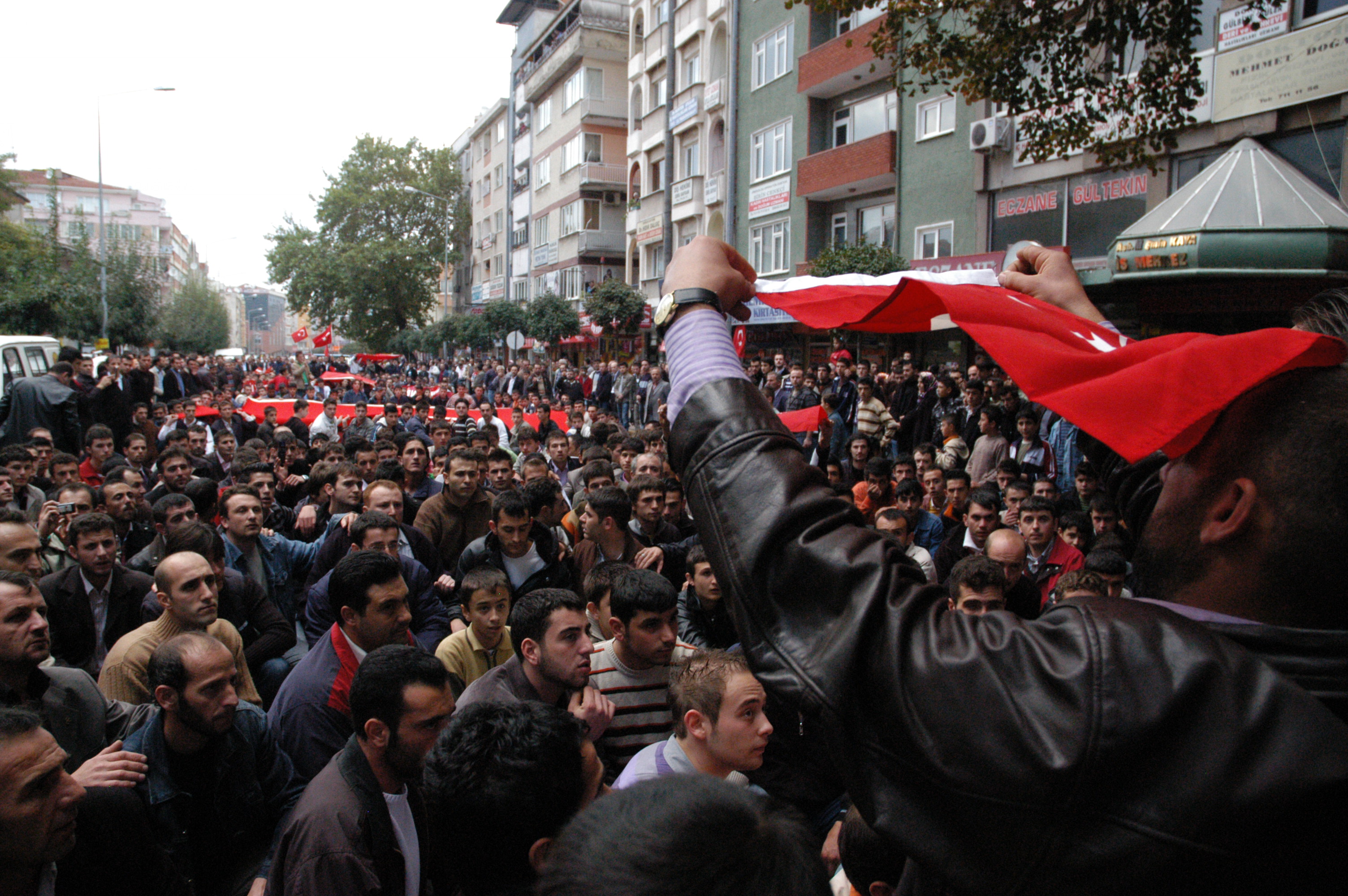 İnegöl Şehitler İçin Tek Yürek Arsivden Haber 2007 Gencgazete (8)