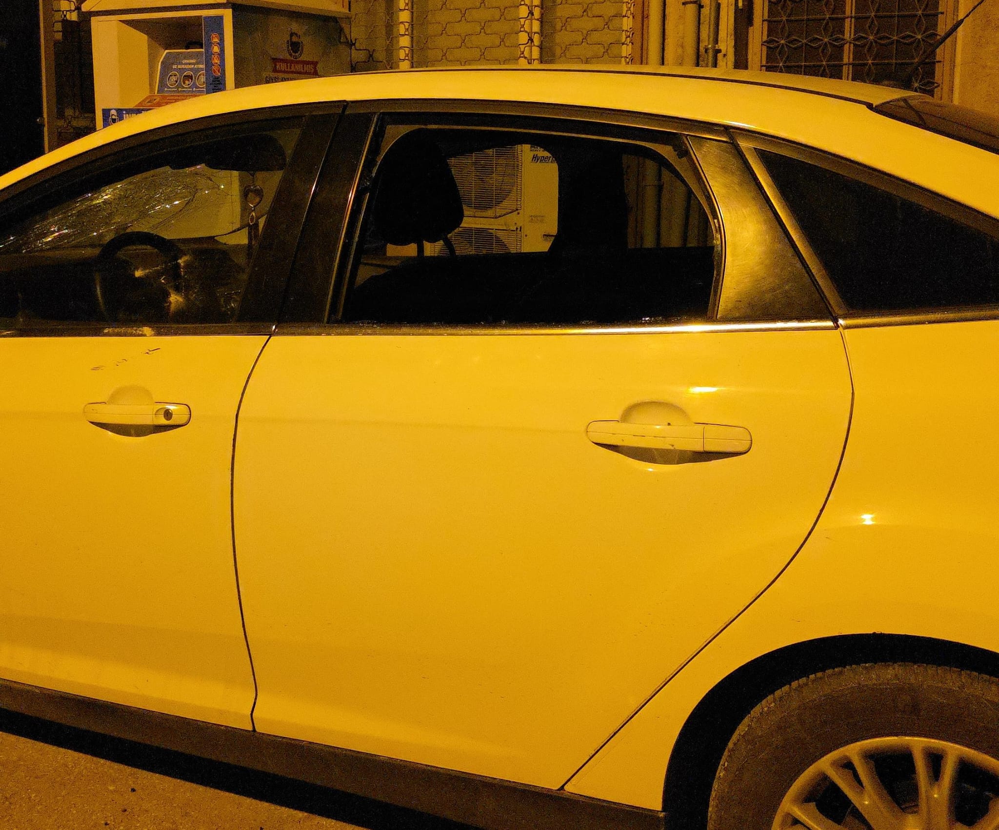 İnegöl’de Aracın Camlarını Kıran Şüpheli Gencgazete (1)