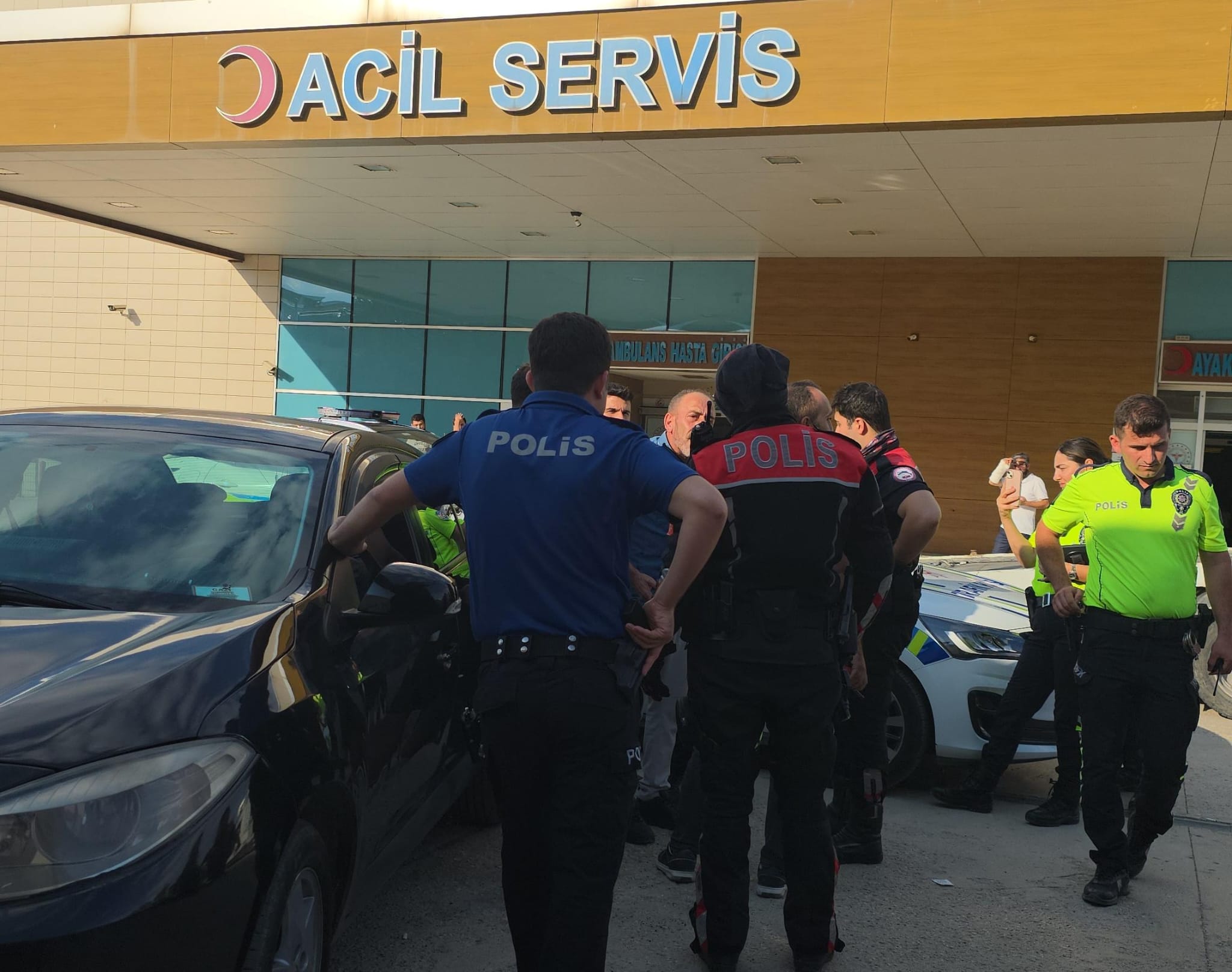 İnegöl’de Hacizli Araç, Polis Eşliğinde Otoparka Çekildi (2)