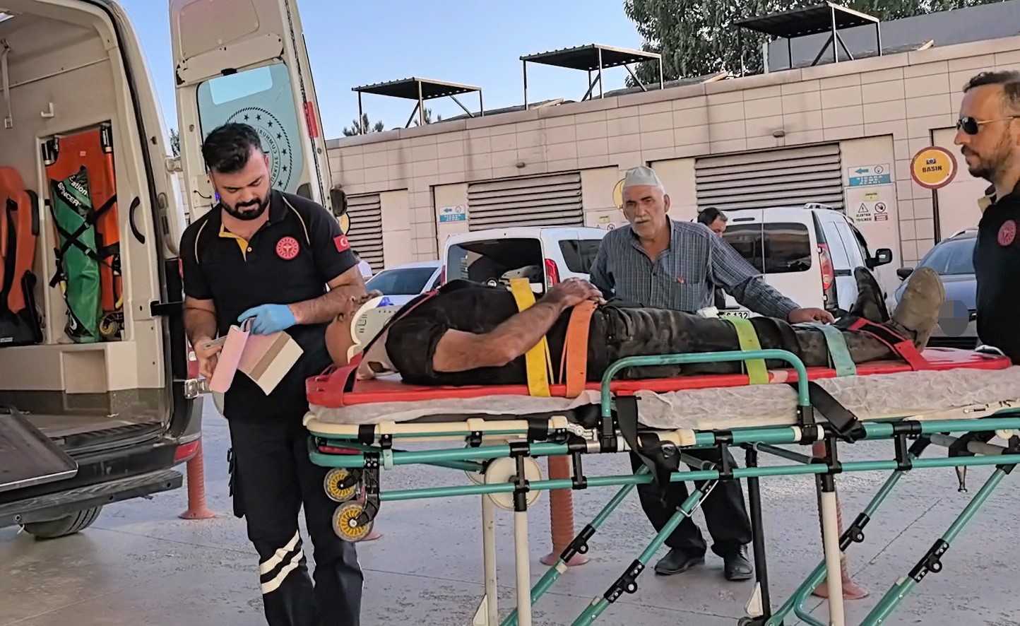 İnegöl'de Hafriyat Kamyonu Devrildi Sürücü Yaralandı (1)