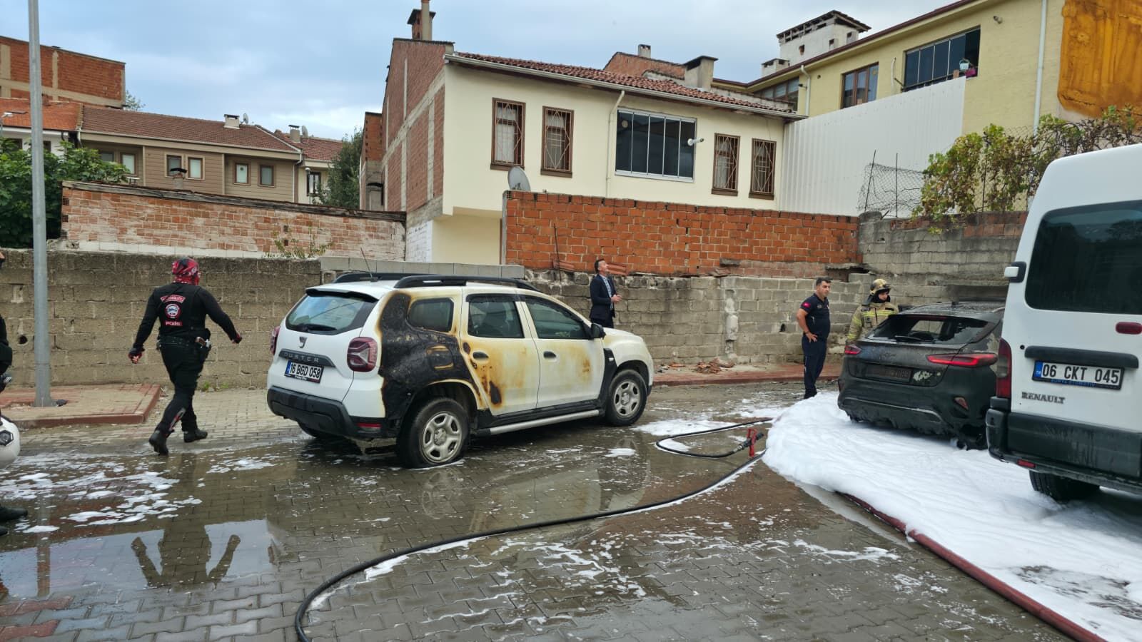 İnegöl'de Otoparkta Yangın Çıktı, 3 Araç Zarar Gördü (1)-1