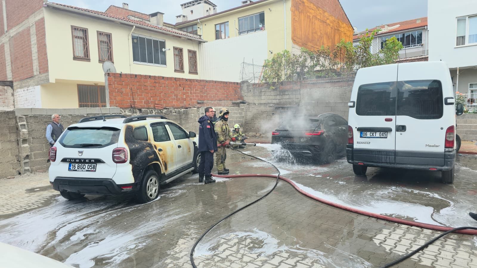 İnegöl'de Otoparkta Yangın Çıktı, 3 Araç Zarar Gördü (2)