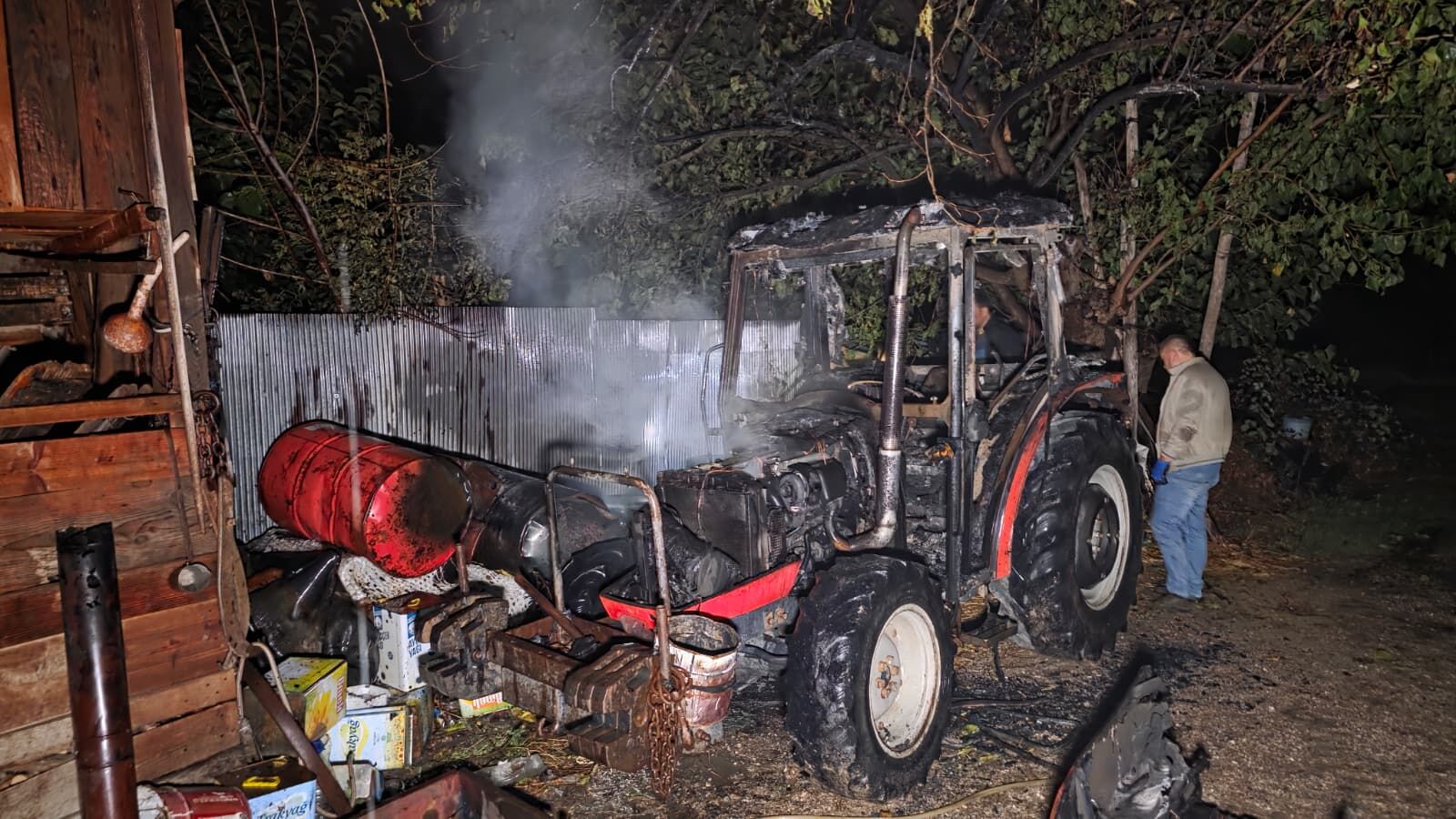 İnegöl'de Park Halindeki Traktör Alev Aldı (2)