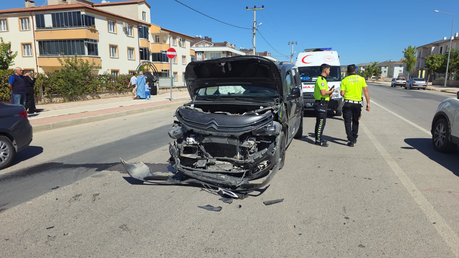 İnegöl'de Trafik Kazasında 4 Kişi Yaralandı (3)