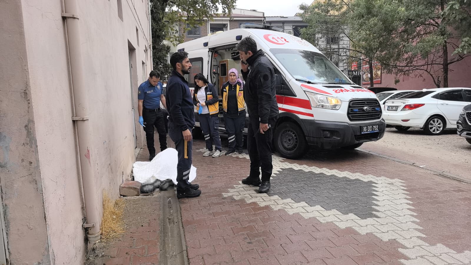 İnegöl'de Yaşlı Bir Adam Sokakta Ölü Bulundu (2)