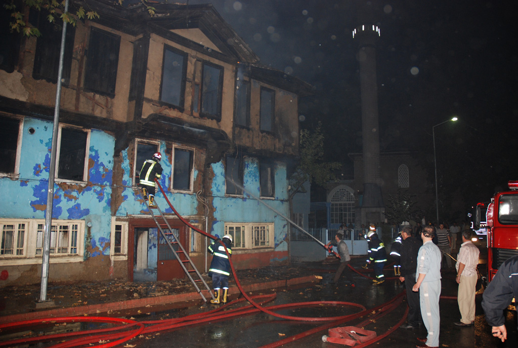 İnegöl’ün Eski Evlerinde Yangın (1)