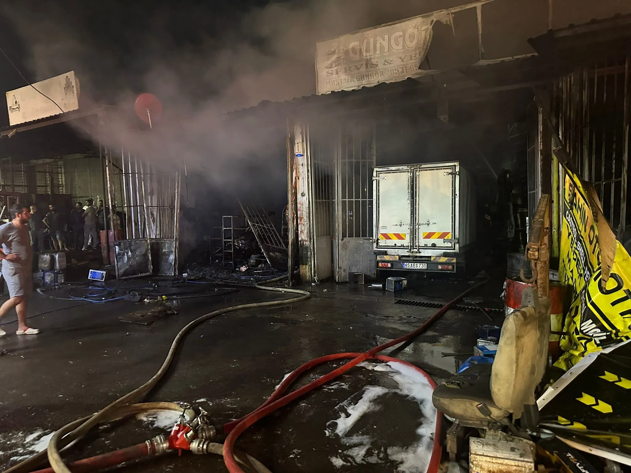 İzmir Sanayi Sitesinde Yangın 3 İş Yeri Kül Oldu (3)