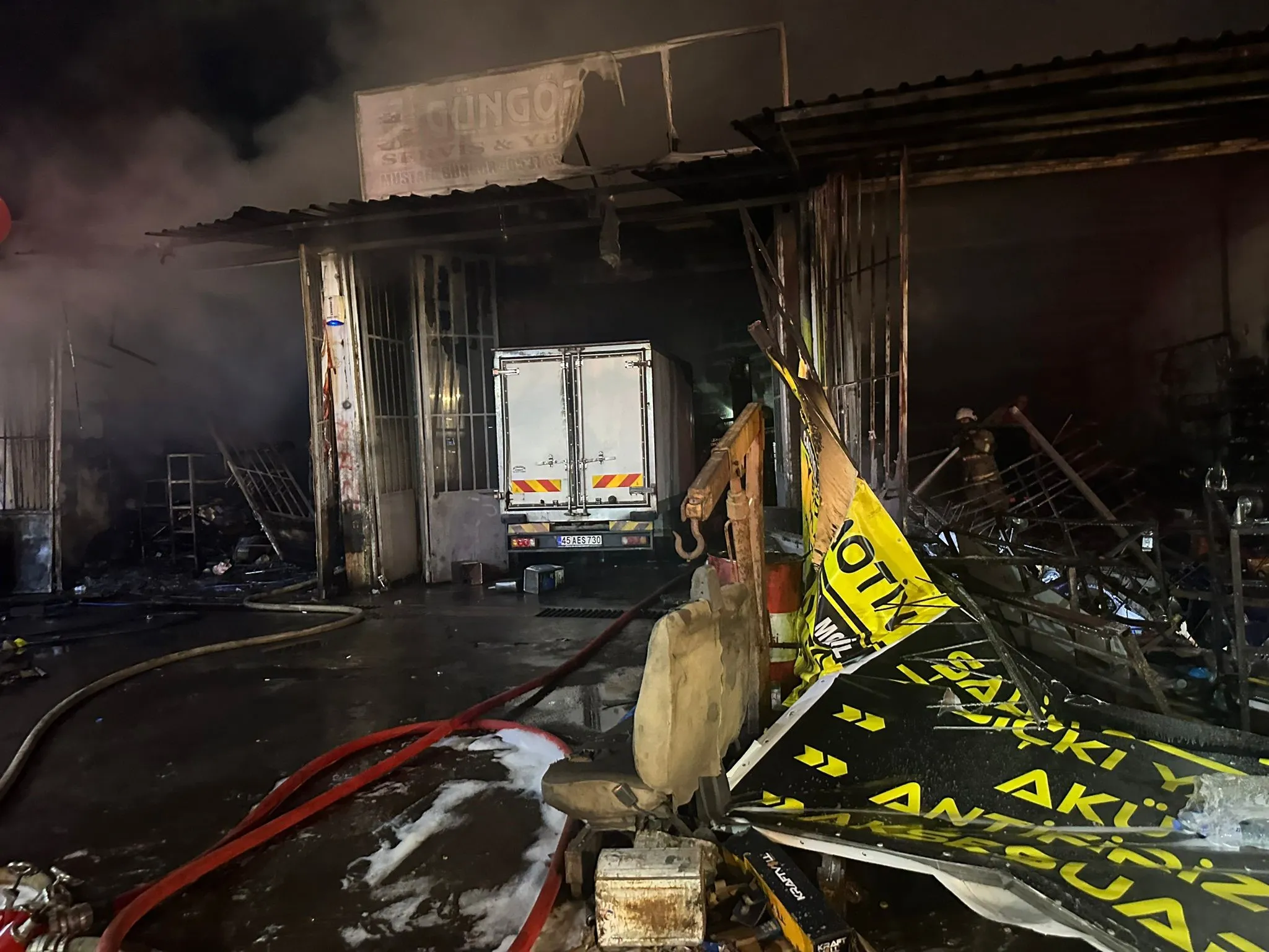 İzmir Sanayi Sitesinde Yangın 3 İş Yeri Kül Oldu (4)