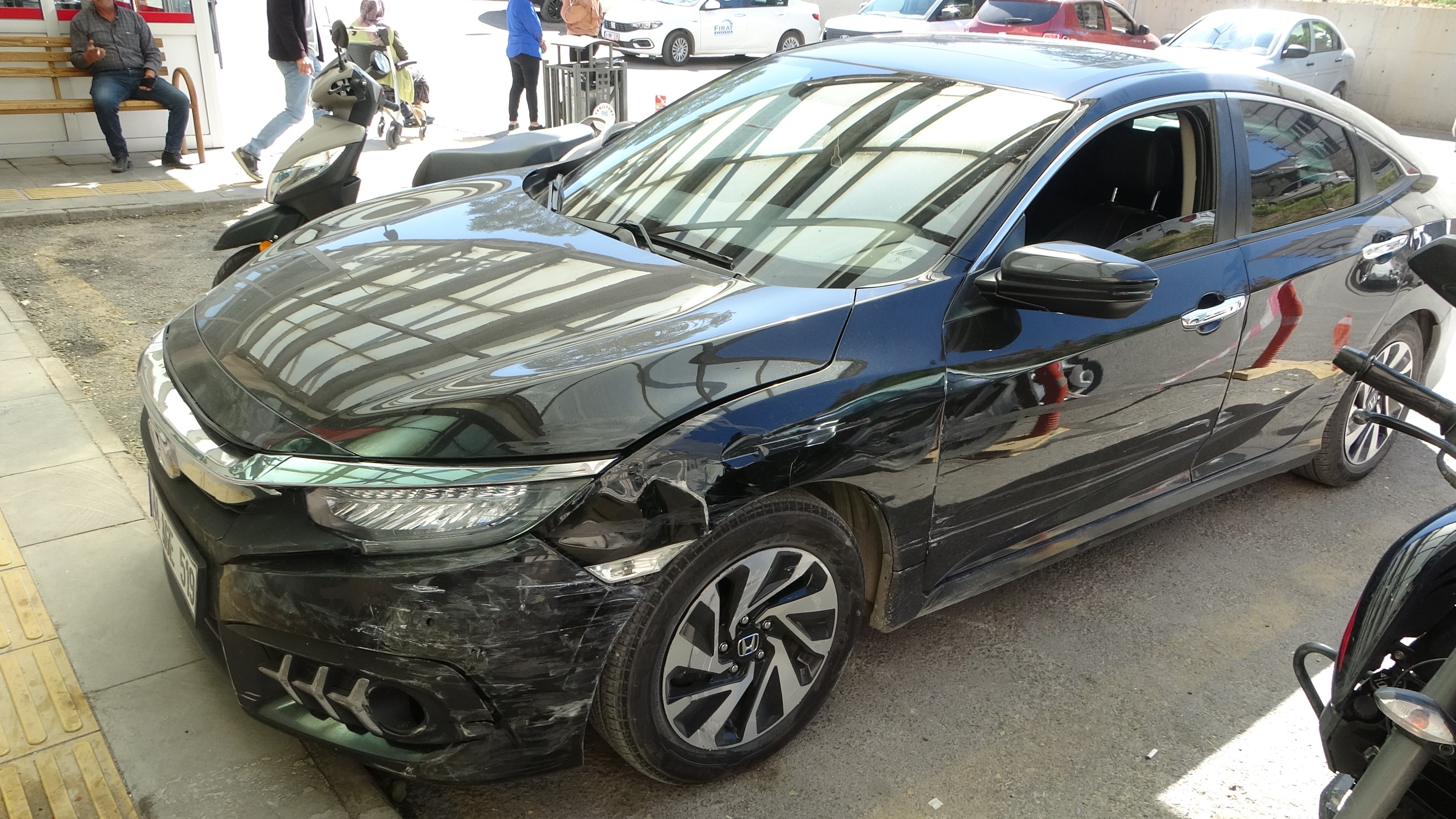 Kalp Krizi Geçiren Sürücü 7 Araca Çarptı (1)