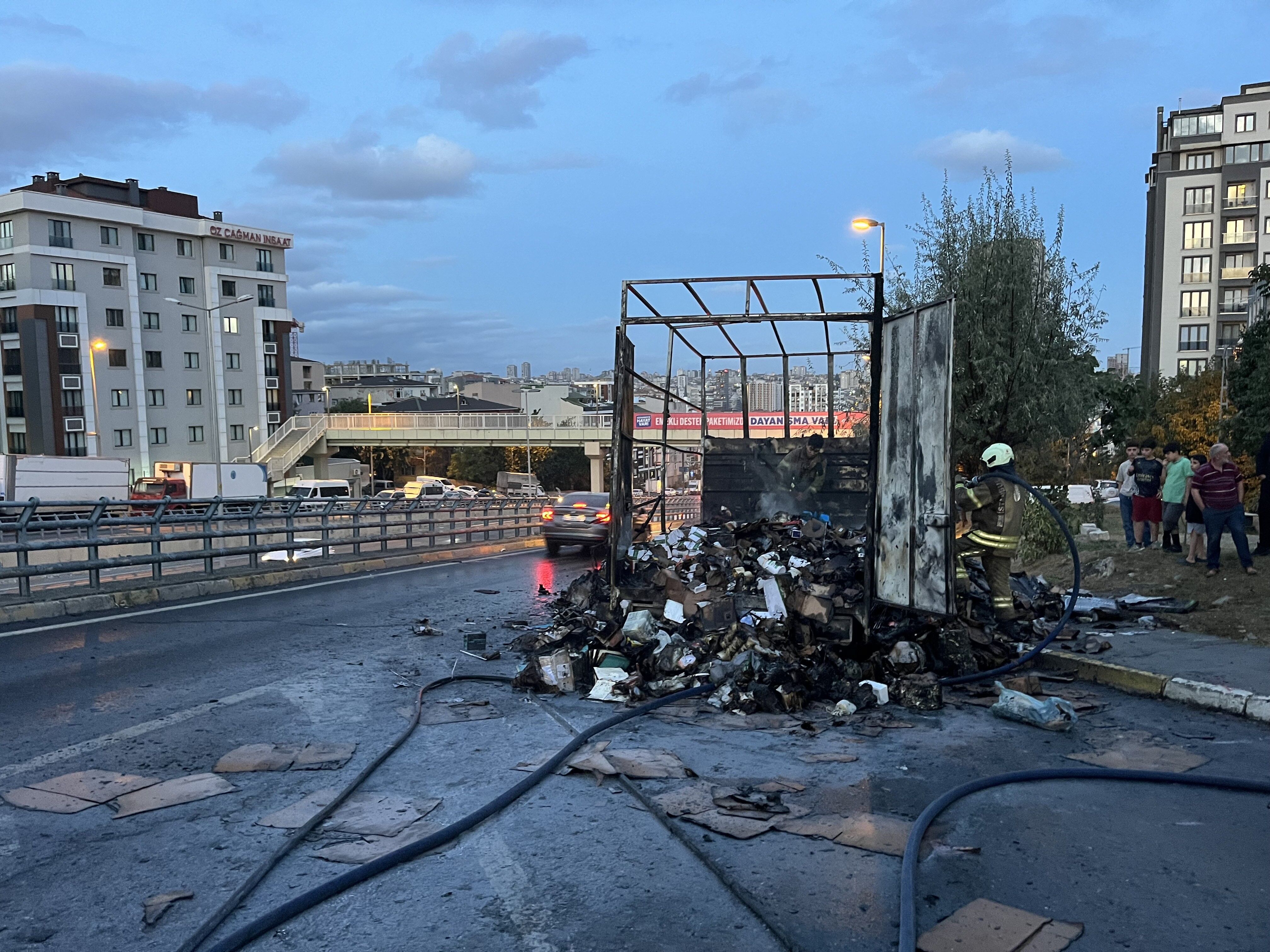 Kargo Yüklü Kamyonet Alev Alev Yandı (1)