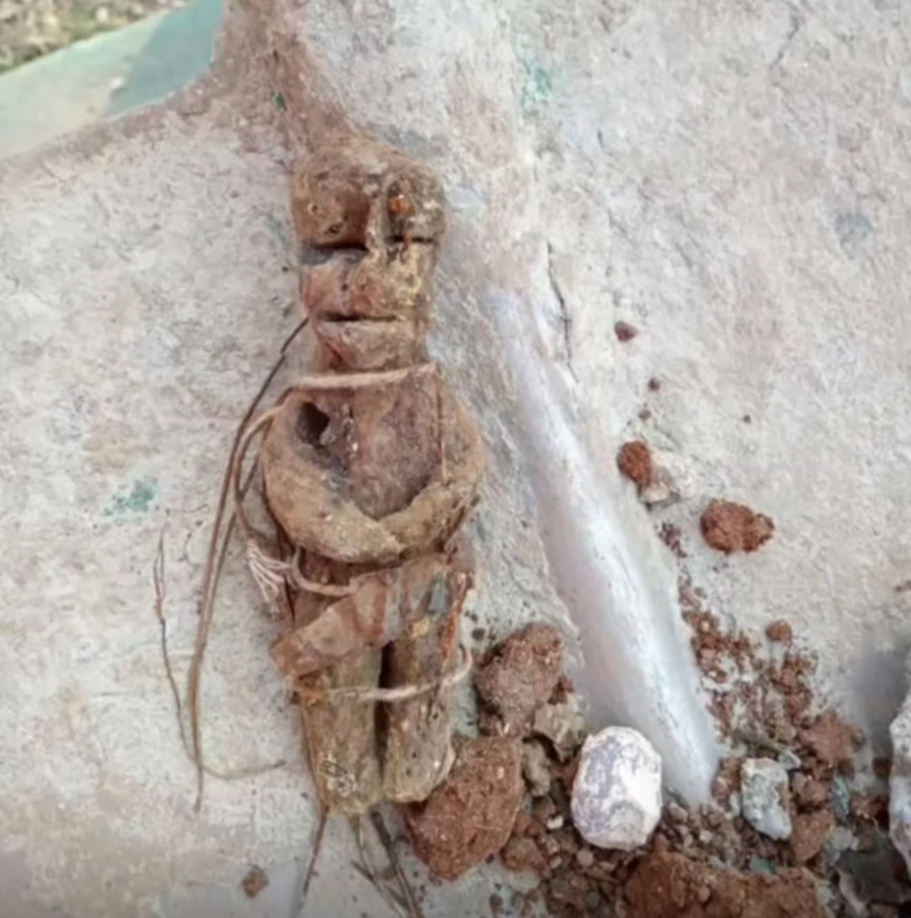 Kazdıkları Her Mezarın Altından Büyü Çıktı (4)