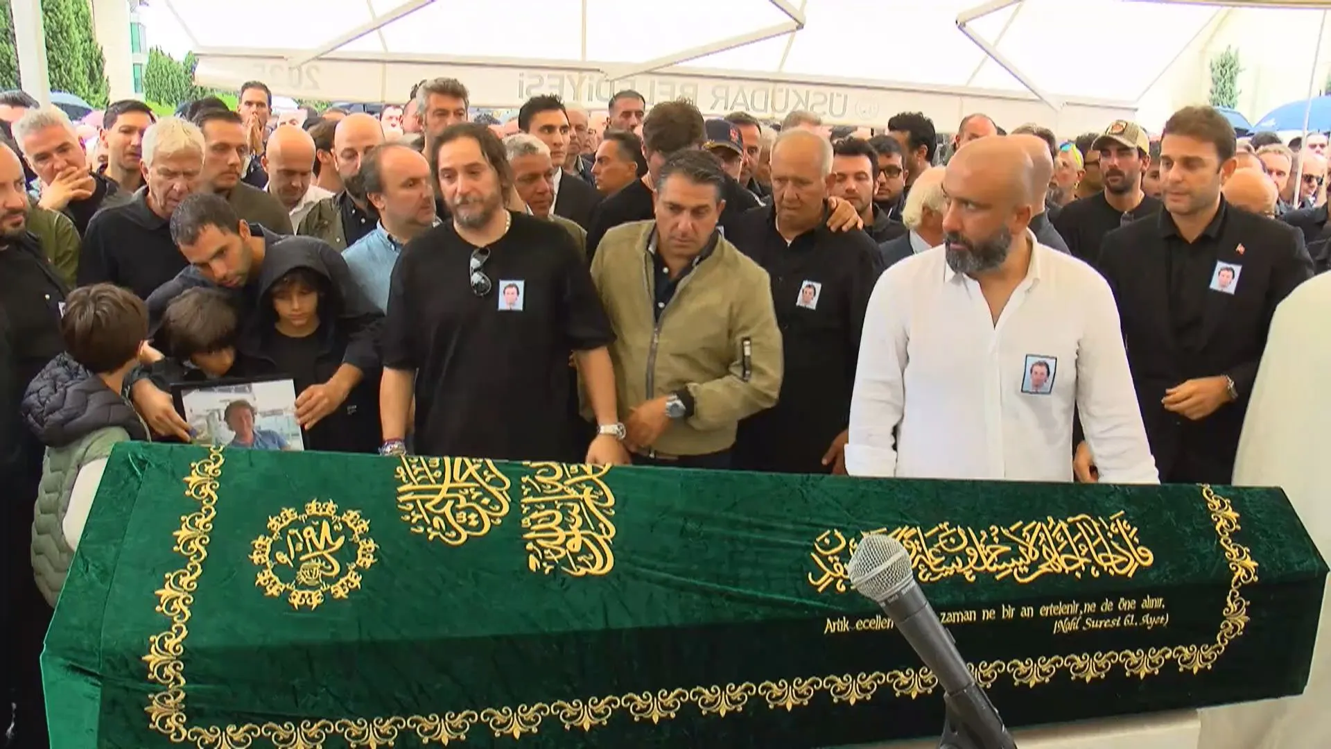 Kıvanç Tatlıtuğ, Can Dostu Halit Yukay’ı Son Yolculuğuna Uğurlarken Gözyaşlarını Tutamadı (11)