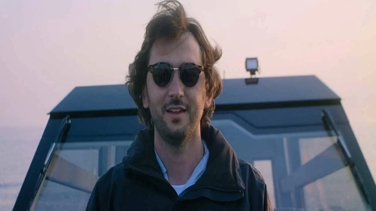 Kıvanç Tatlıtuğ, Can Dostu Halit Yukay’ı Son Yolculuğuna Uğurlarken Gözyaşlarını Tutamadı (12)