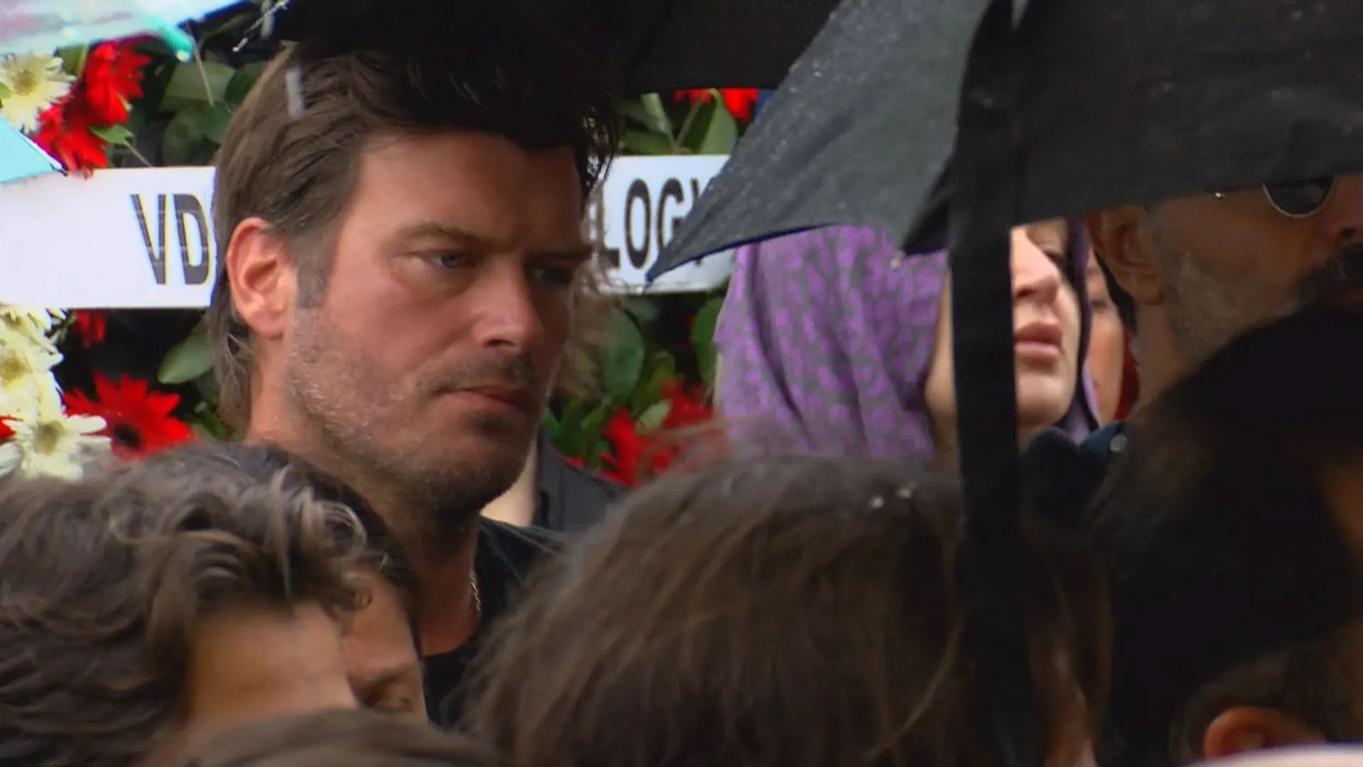 Kıvanç Tatlıtuğ, Can Dostu Halit Yukay’ı Son Yolculuğuna Uğurlarken Gözyaşlarını Tutamadı (7)