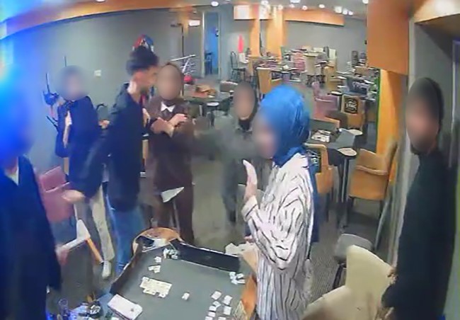 Kızların Okey Masasına Sallama Bıçağıyla Gencgazete (1)-1