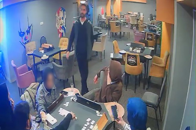 Kızların Okey Masasına Sallama Bıçağıyla Gencgazete (3)