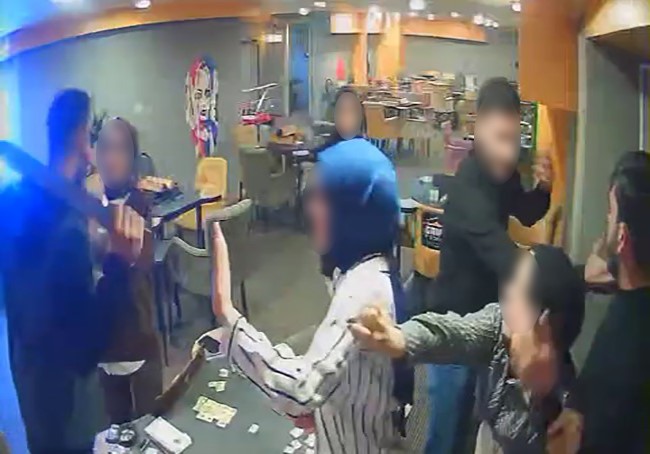 Kızların Okey Masasına Sallama Bıçağıyla Gencgazete (4)