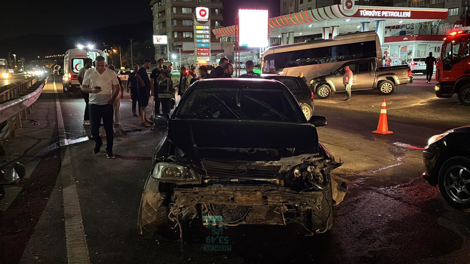 Kocaeli'de 2 Otomobil Çarpıştı 4 Yaralı (1)