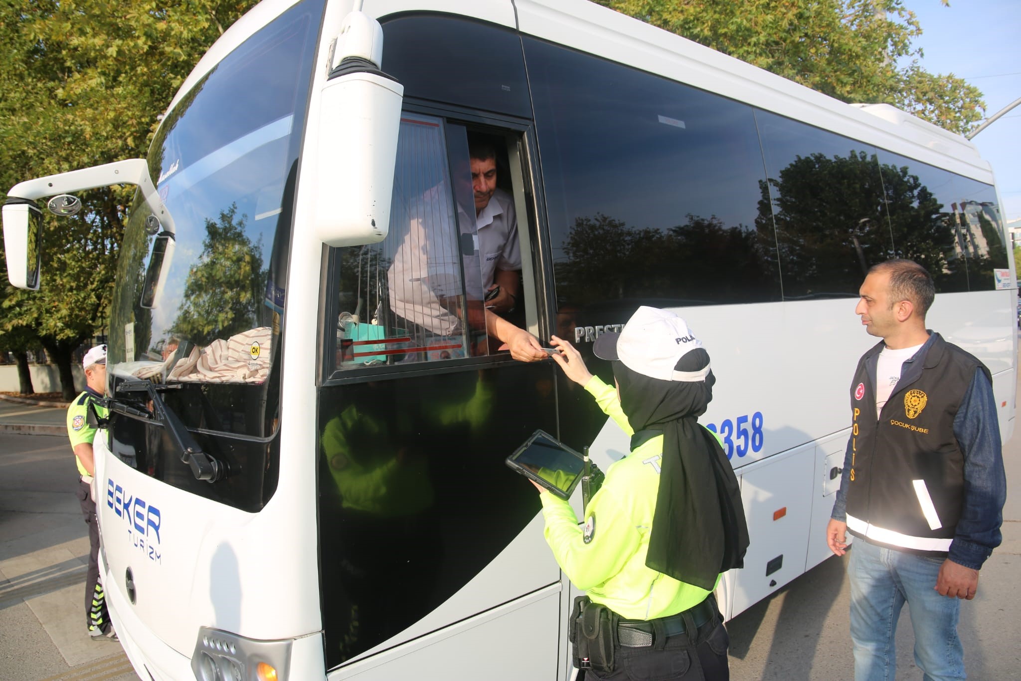 Kocaeli’de Okul Çevrelerine Narkotik Ablukası Binlerce Kişi Sorgulandı (2)