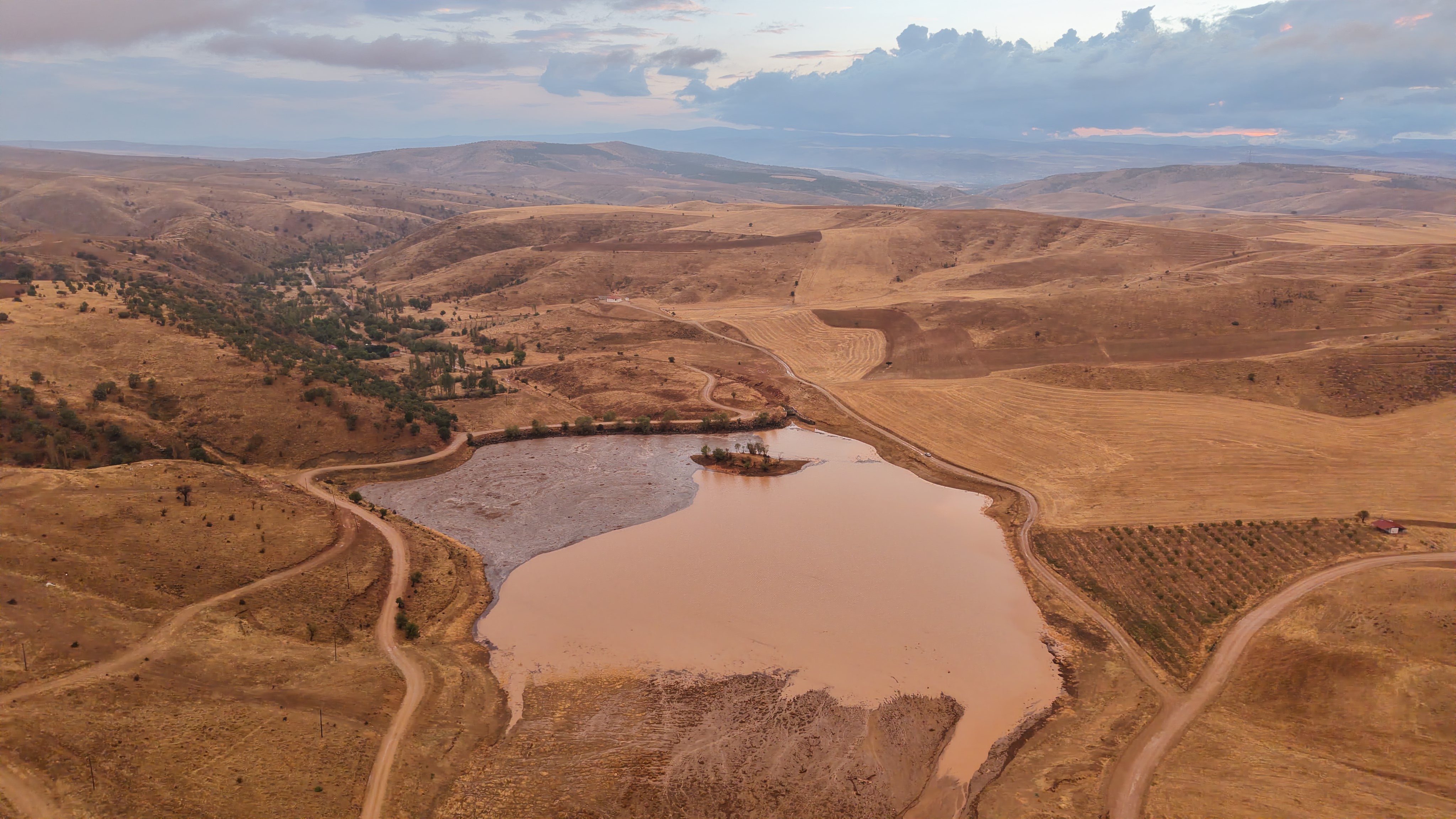 Kuruyan Gölet Sağanakla Dolmaya Başladı Köylülerin Umudu Oldu (1)