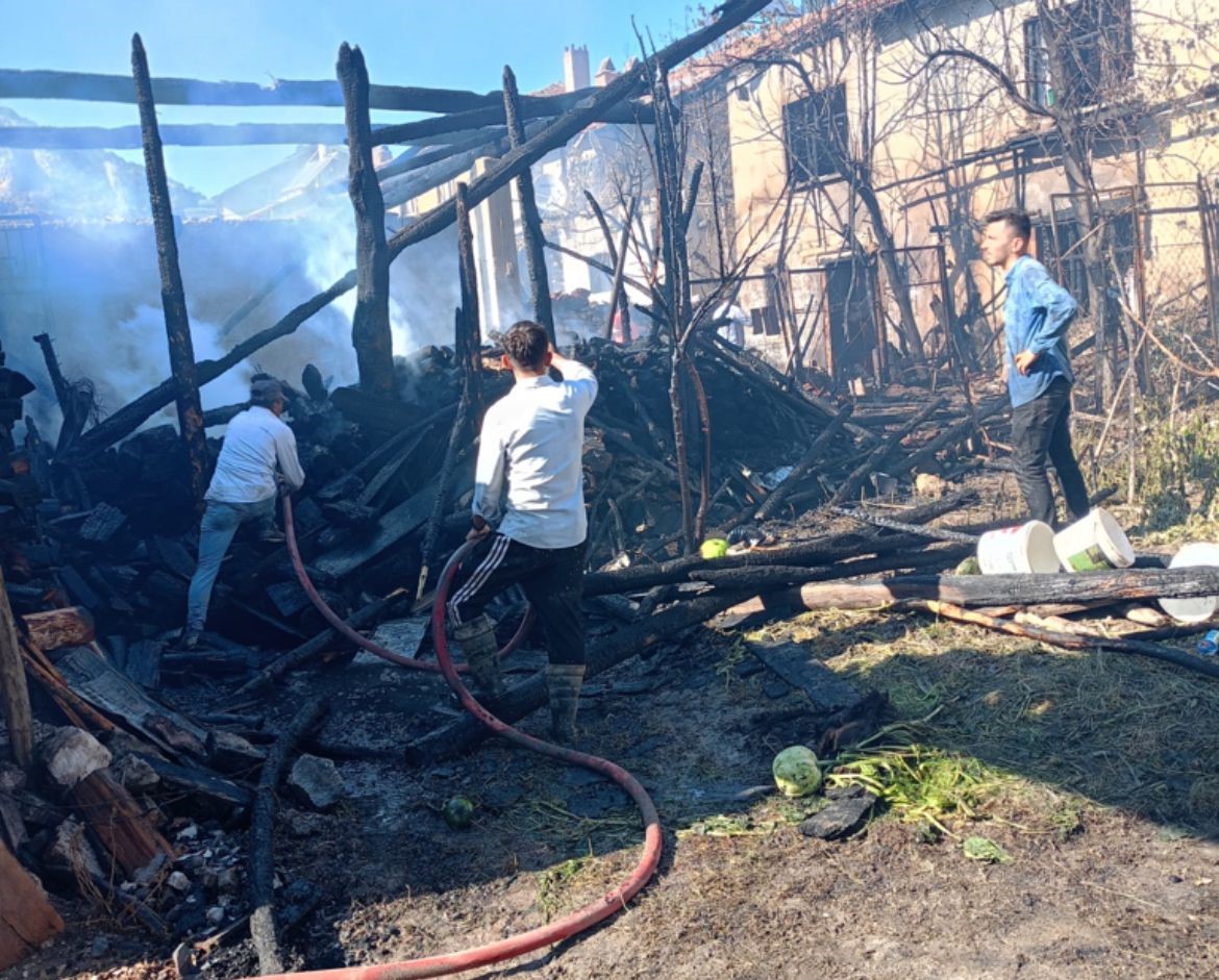 Kütahya'da Otomobil Patladı, Çıkan Yangında 3 Ev, Traktör Ve Tarım Aletleri Küle Döndü (3)