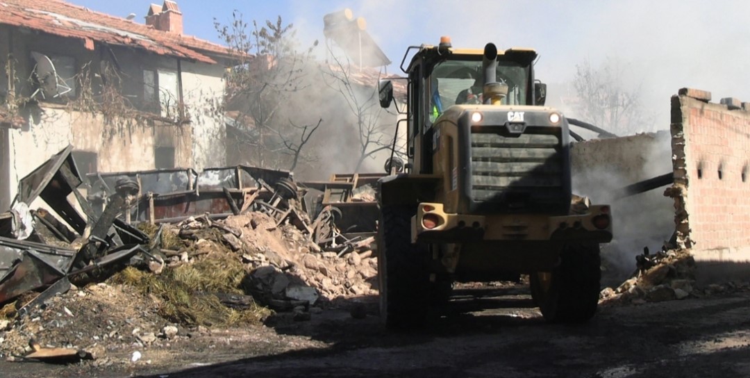 Kütahya'da Otomobil Patladı, Çıkan Yangında 3 Ev, Traktör Ve Tarım Aletleri Küle Döndü (4)