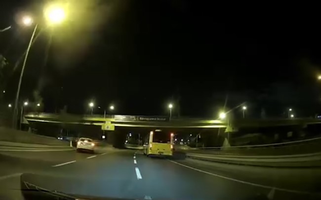 Makas Atan Otomobil 2 Otobüse Çarptı (1)