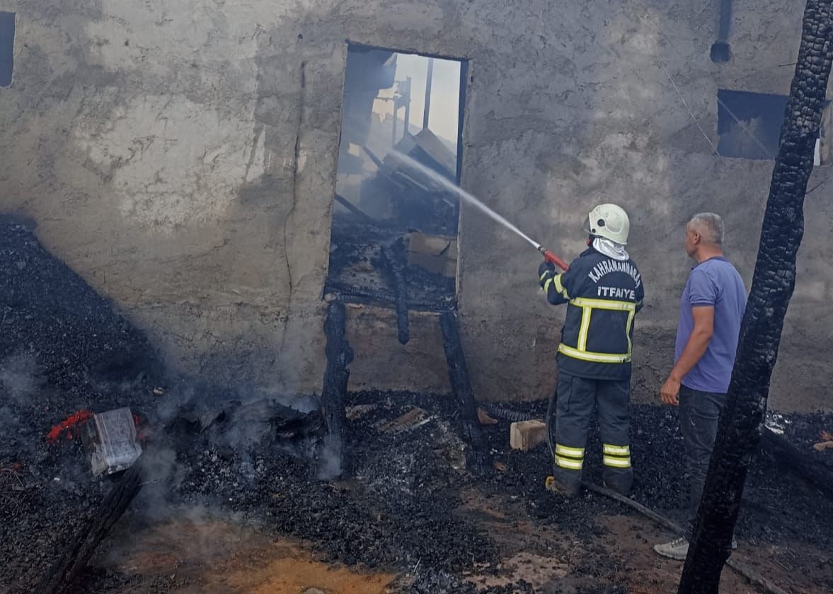 Malatya'da Ahır Yangını 10 Büyükbaş Hayvan Telef Oldu (1)