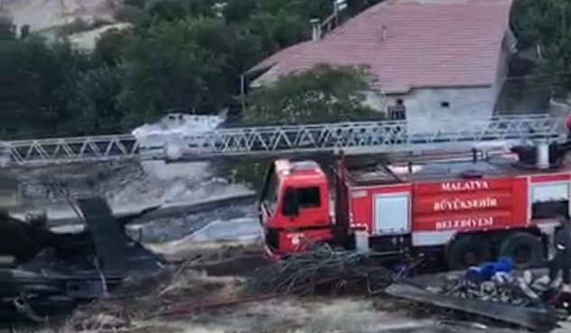 Malatya'da Çıkan Yangında 3 Ev Kullanılamaz Hale Geldi (3)