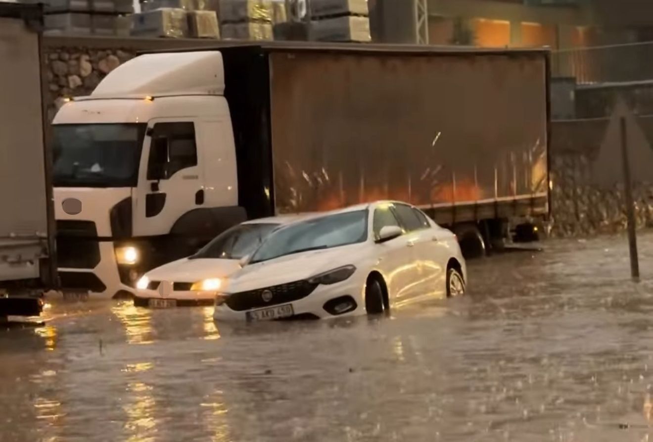 Manisa’da Sağanak Yağış Sokakları Göle Çevirdi (2)