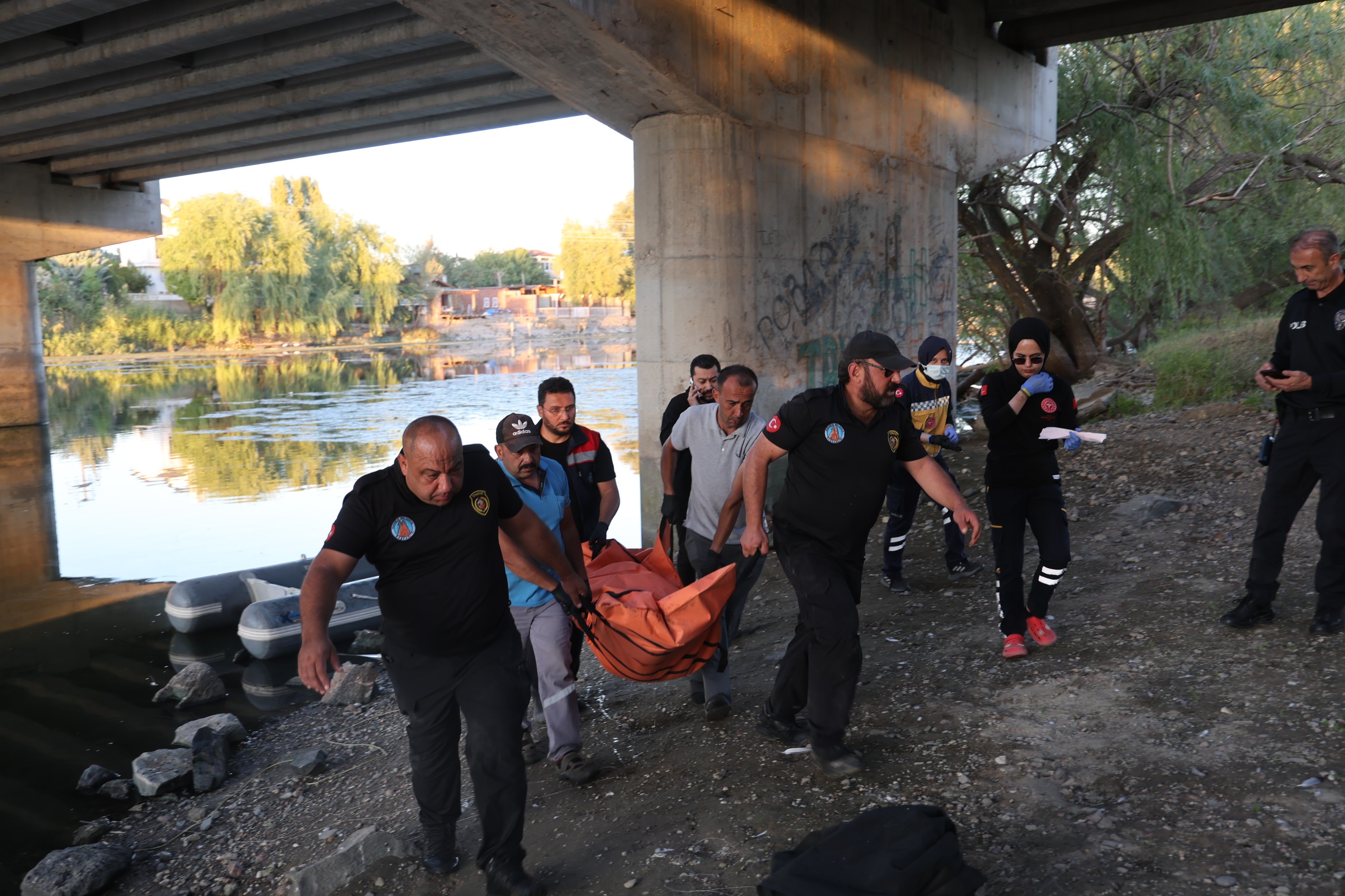 Nevşehir’in Avanos Ilçesinde Kızılırmak Nehri’nde 51 Yaşındaki Kadının Cesedi Bulundu. Olayla Ilgili Soruşturma (2)