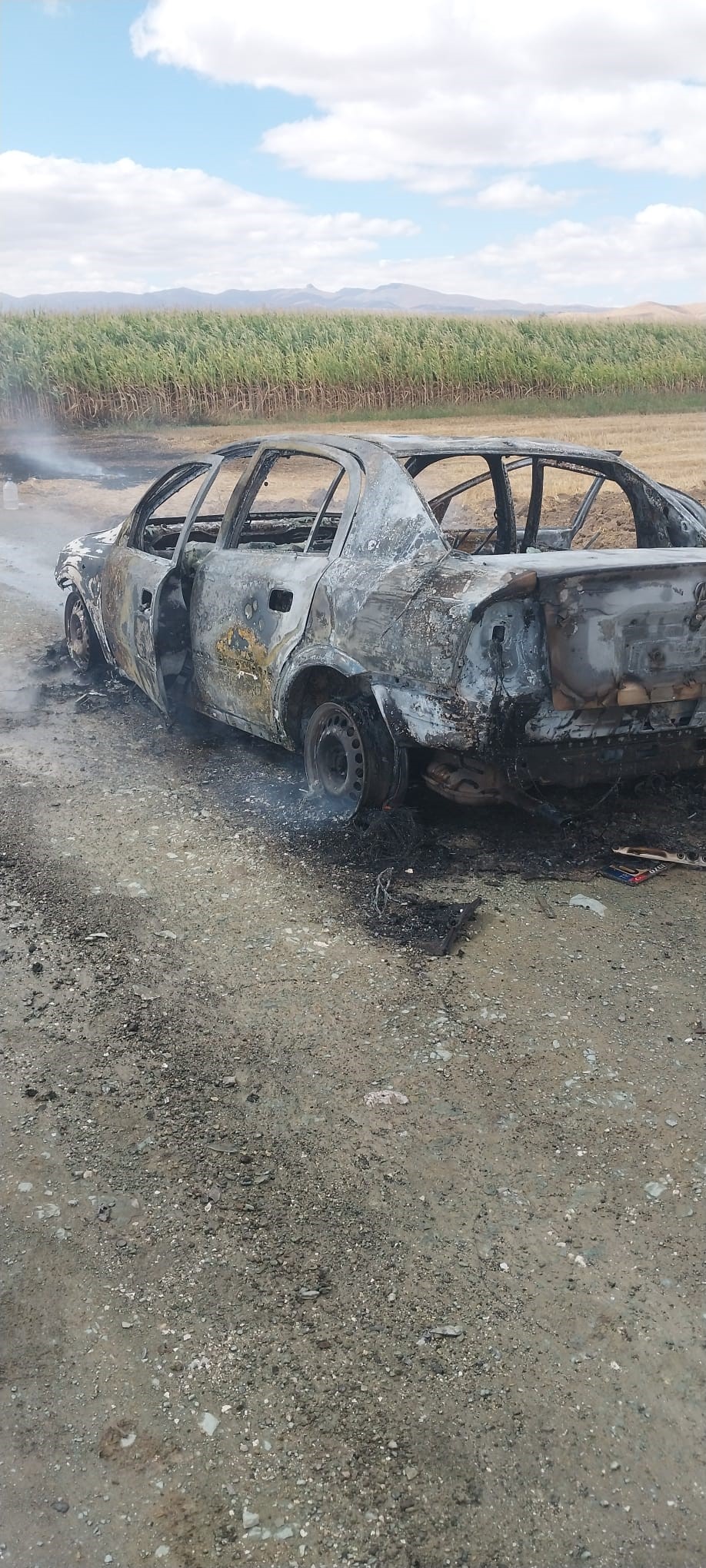 Otomobil Yanarak Kullanılamaz Hale Geldi (2)