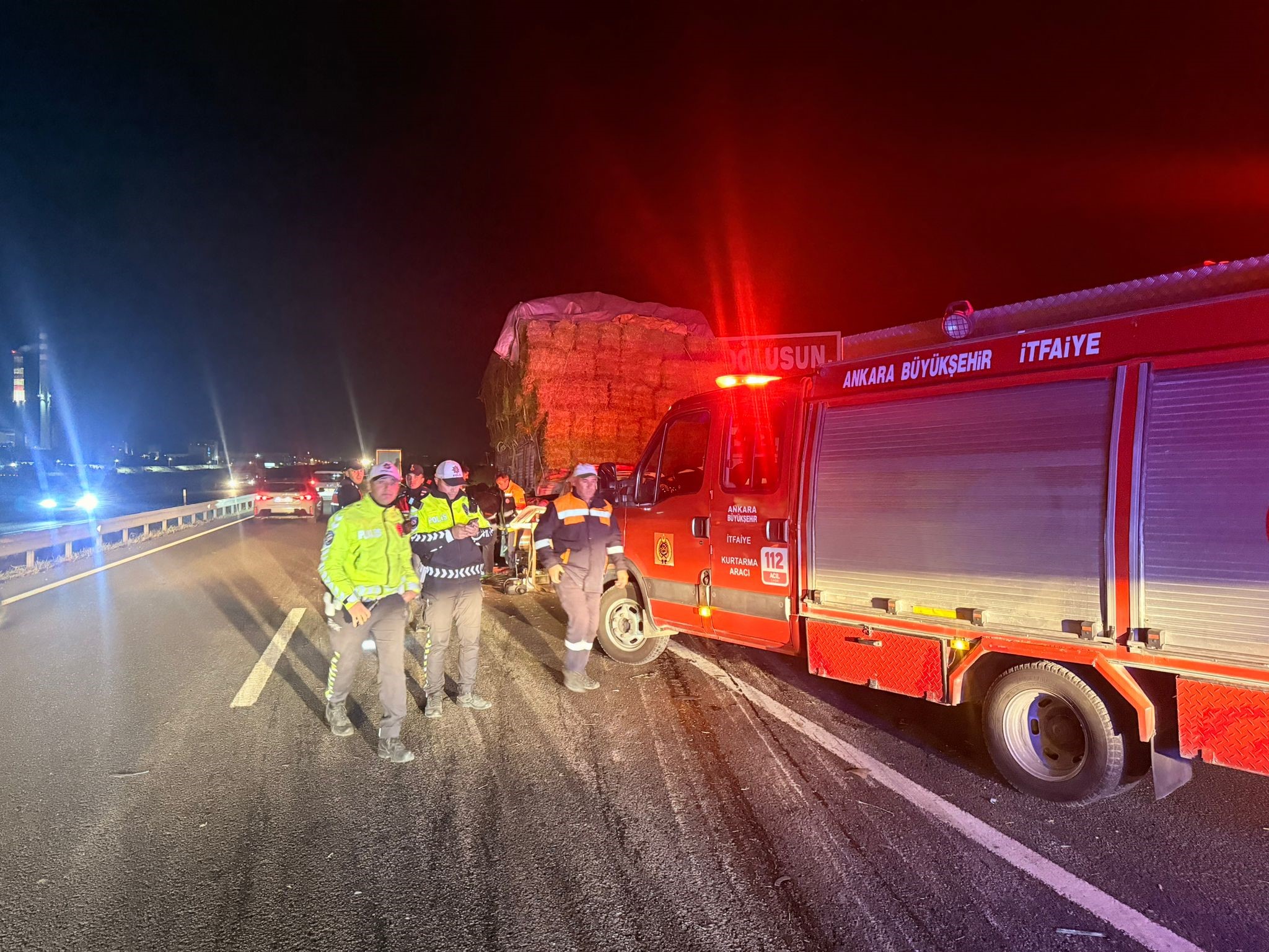 Polatlı'da Hafif Ticari Araç Kamyonun Altına Girdi (1)