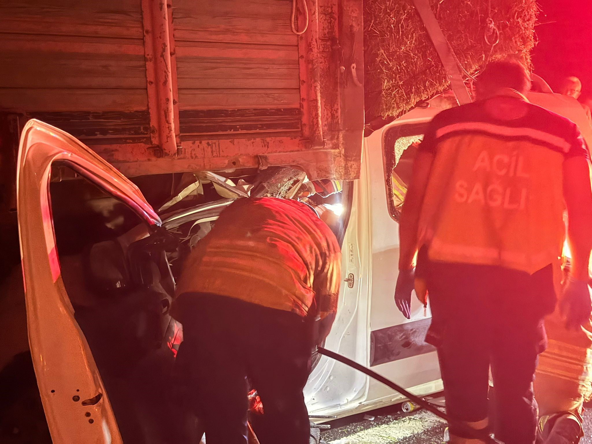 Polatlı'da Hafif Ticari Araç Kamyonun Altına Girdi (3)