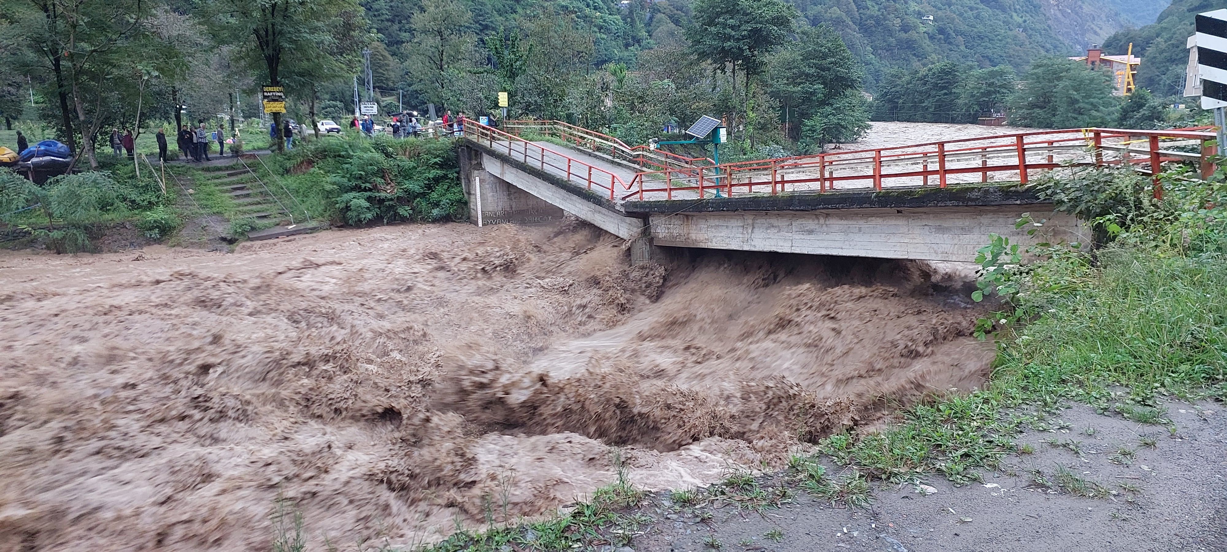 Rizede Şiddetli Yağış Etkisini Sürdürüyor (1)