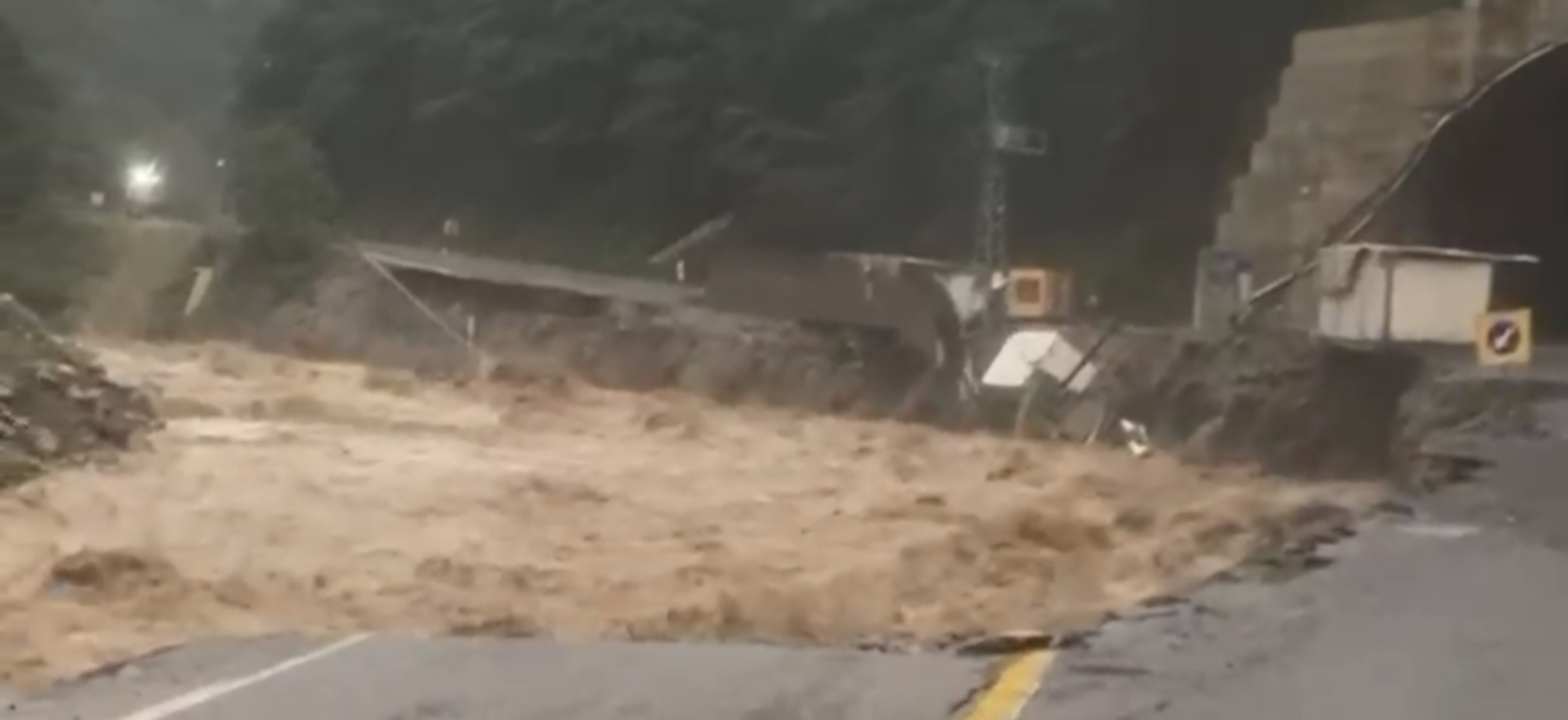 Rizede Şiddetli Yağış Etkisini Sürdürüyor (4)